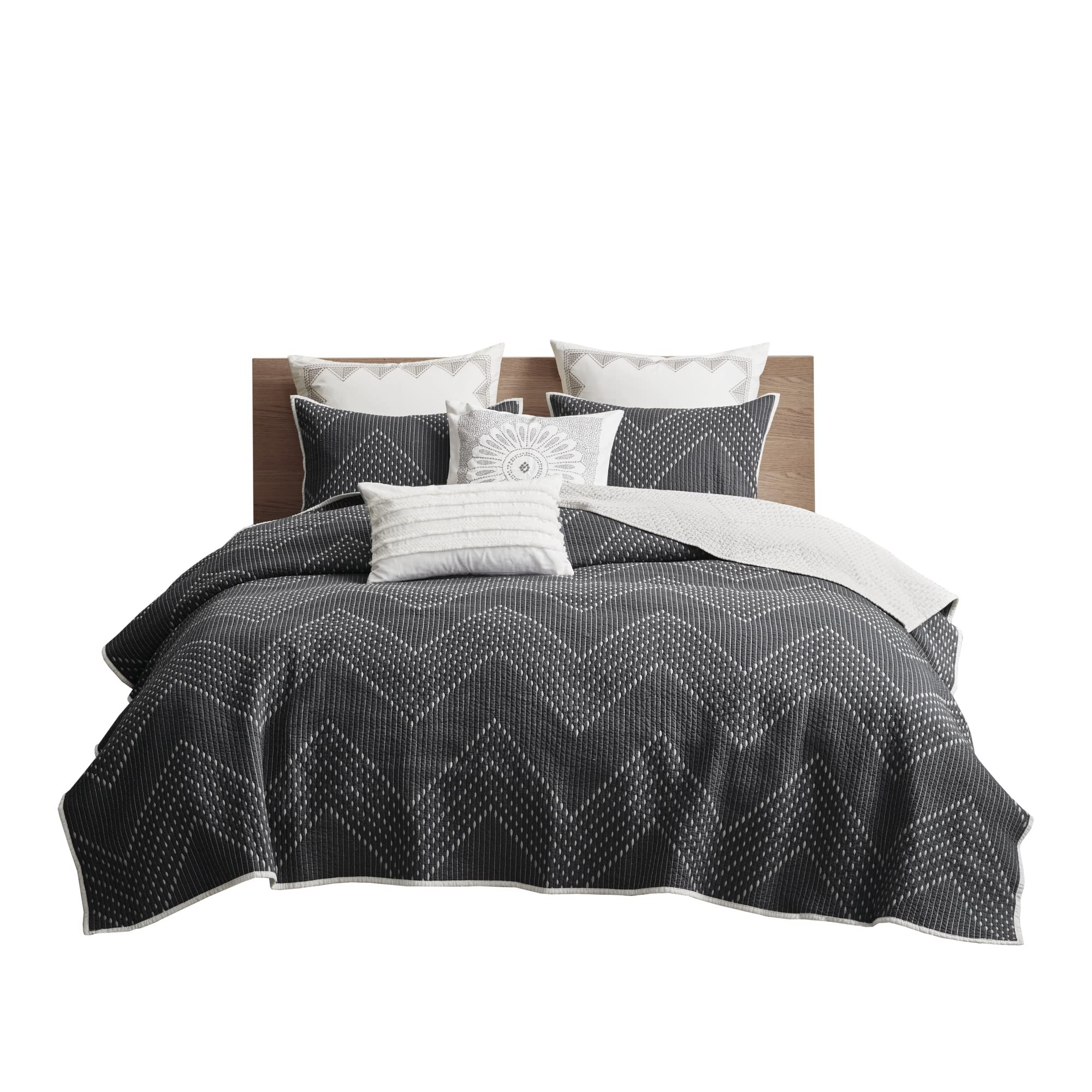 INK+IVY Reversible Cotton Quilt Set - Trendy Chevron Design Summer Cover Breathable Coverlet, Lightweight All Season Bedding Layer for Winter, Matching Shams, King/Cal King(104"x92"), Black 3 Piece