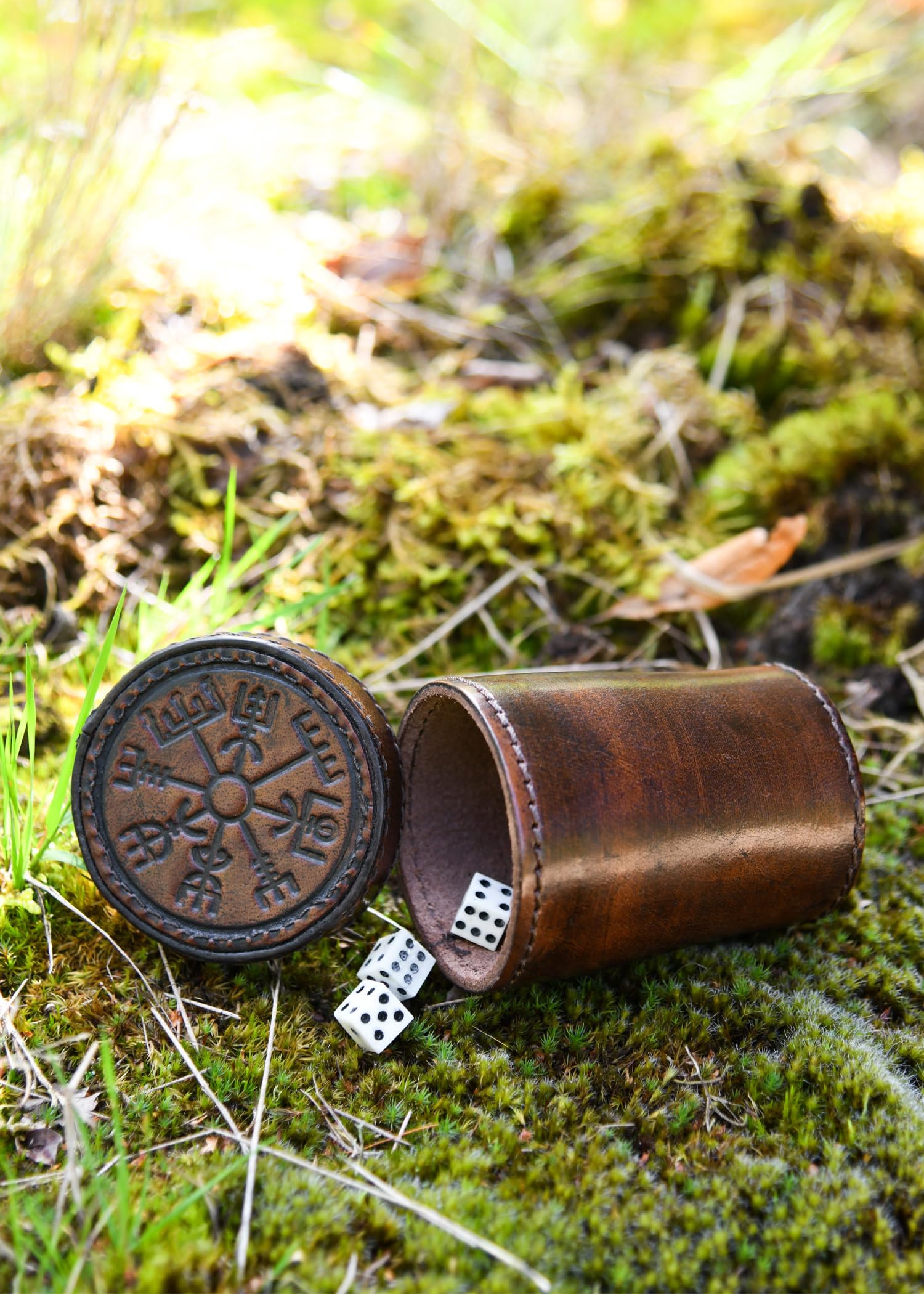 Ulfberth - Gobelet Cube Viking de qualité supérieure avec Couvercle, Motif Vegvisir - Cuir véritable - Tasse médiévale - LARP - (Vegvisir Marron)