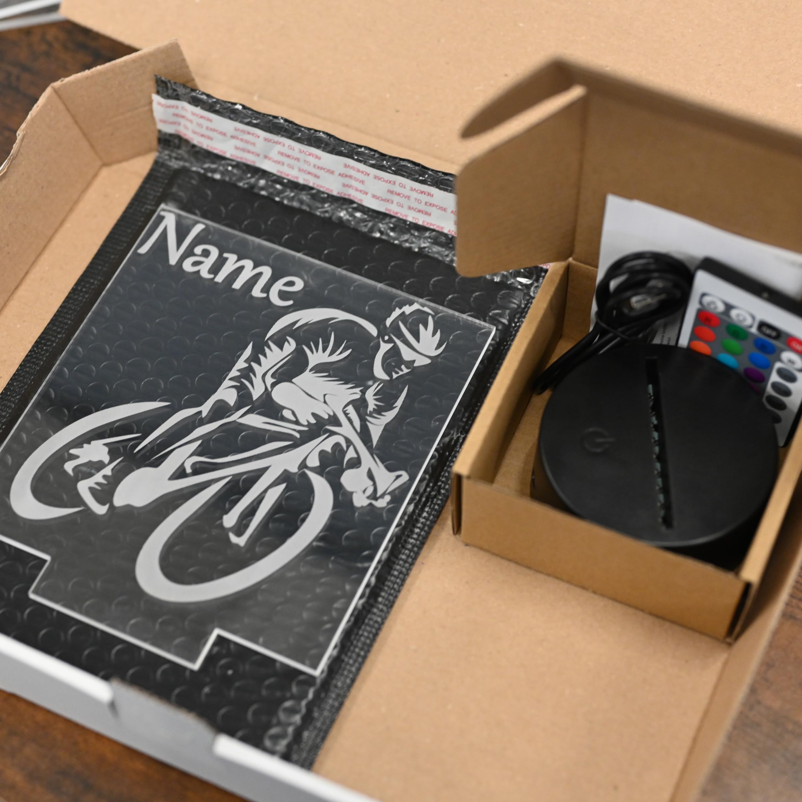Personalisierte LED Rennradfahrer Lampe – Geschenk für Radfahrer & Sportbegeisterte – LED Nachtlicht & Tischlampe mit Farbwechsel & Fernbedienung