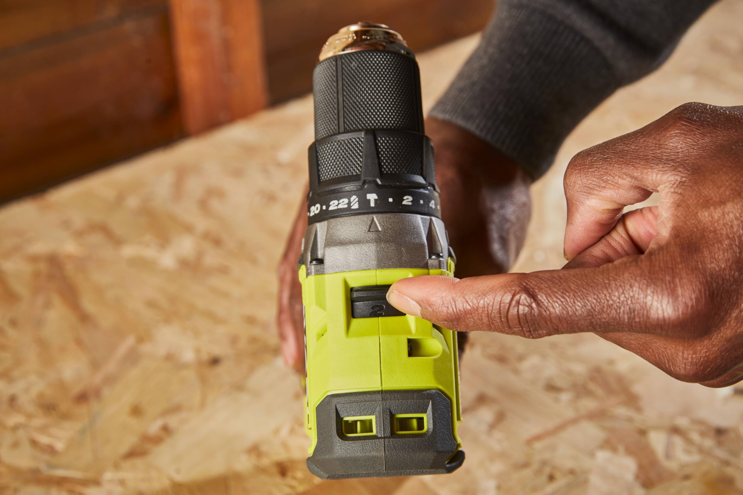 Ryobi Trapano Avvitatore a Percussione 18V ONE+ Brushless, Mandrino in Metallo 13 mm, Coppia 54 Nm, 2 Batterie (4.0Ah e 2.0Ah), Caricabatterie, Borsa, Inserti, RPD18BL1‑2C42S