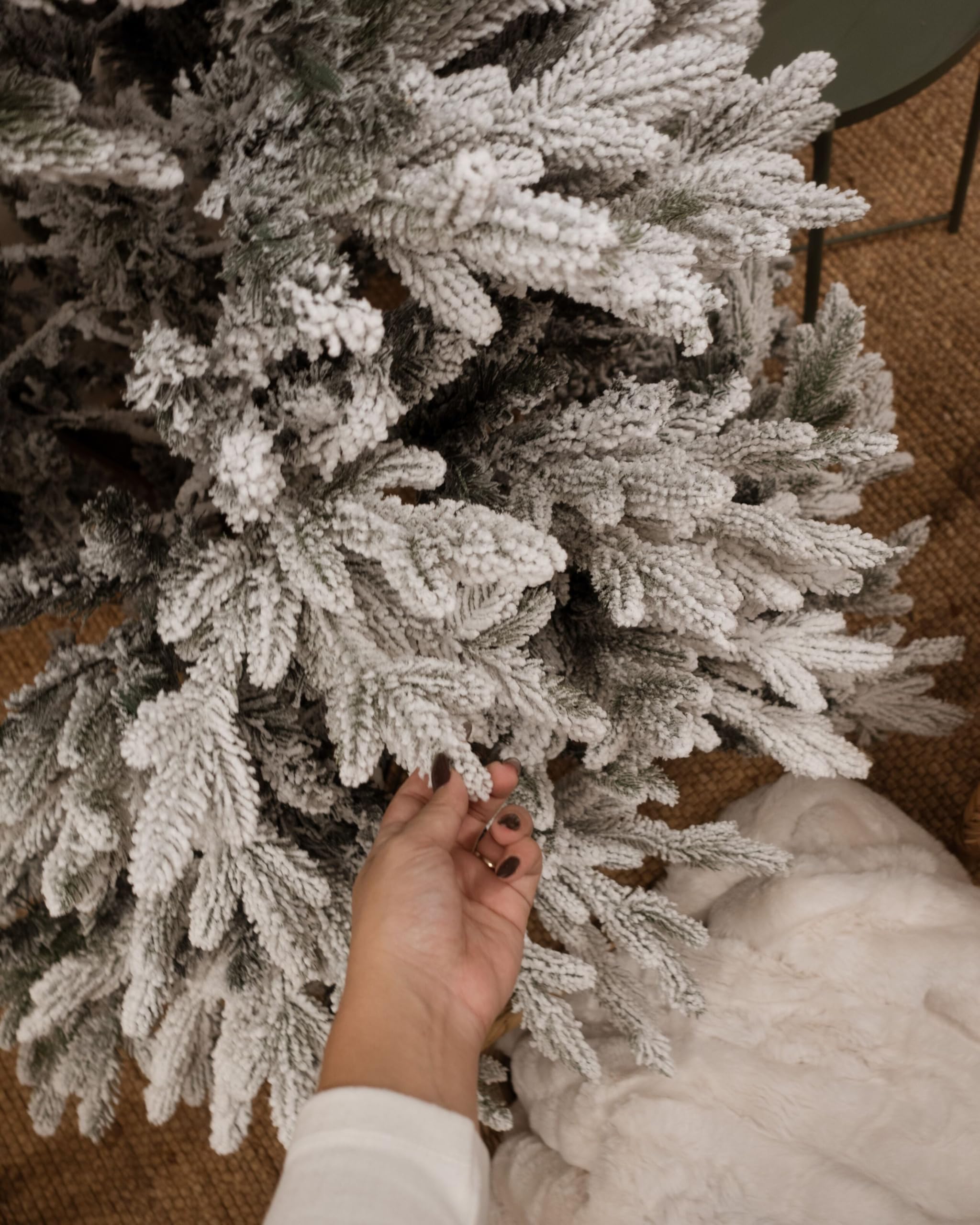 Sapin de Noël Artificiel Effet Neige 120 cm Idéal avec Branches Facilement Ajustables Aspect Naturel et Réaliste Parfait pour Tout Intérieur Beliani