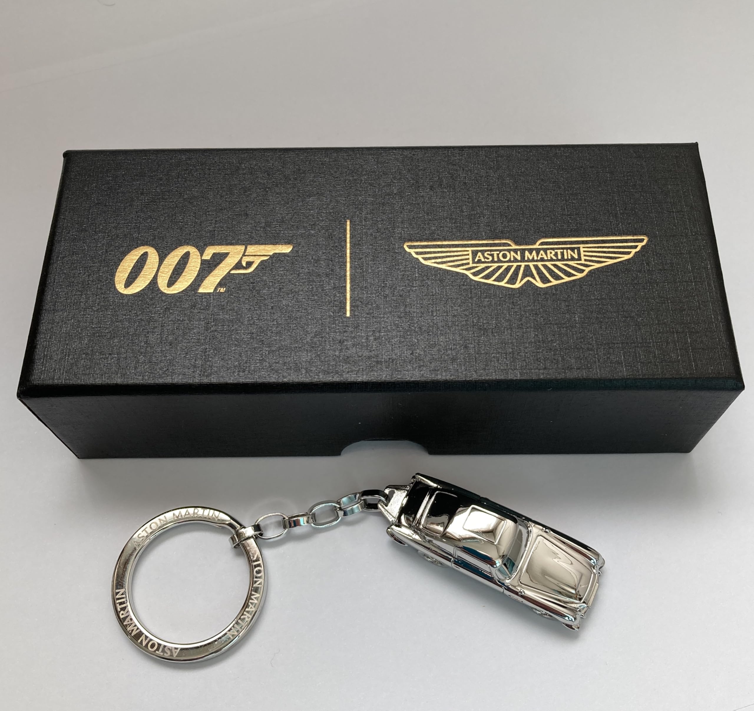 Offizieller Aston Martin DB5 silberner Schlüsselanhänger Bond 00 mit Geschenkbox