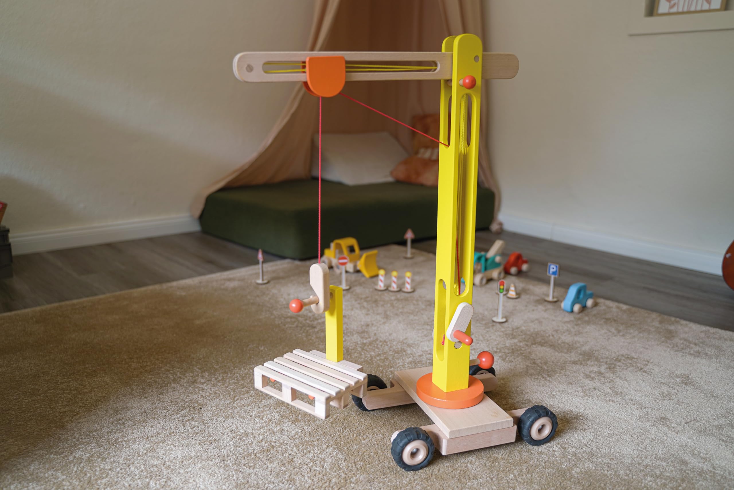 goki Drehkran aus Holz - 64 cm, 360° schwenkbar, mit Gummibereifung und Zubehör - Robustes Material, leichtgängige Kurbeln, inklusive Holzpalette und Palettengabel, sicher für Kinder ab 3 Jahren