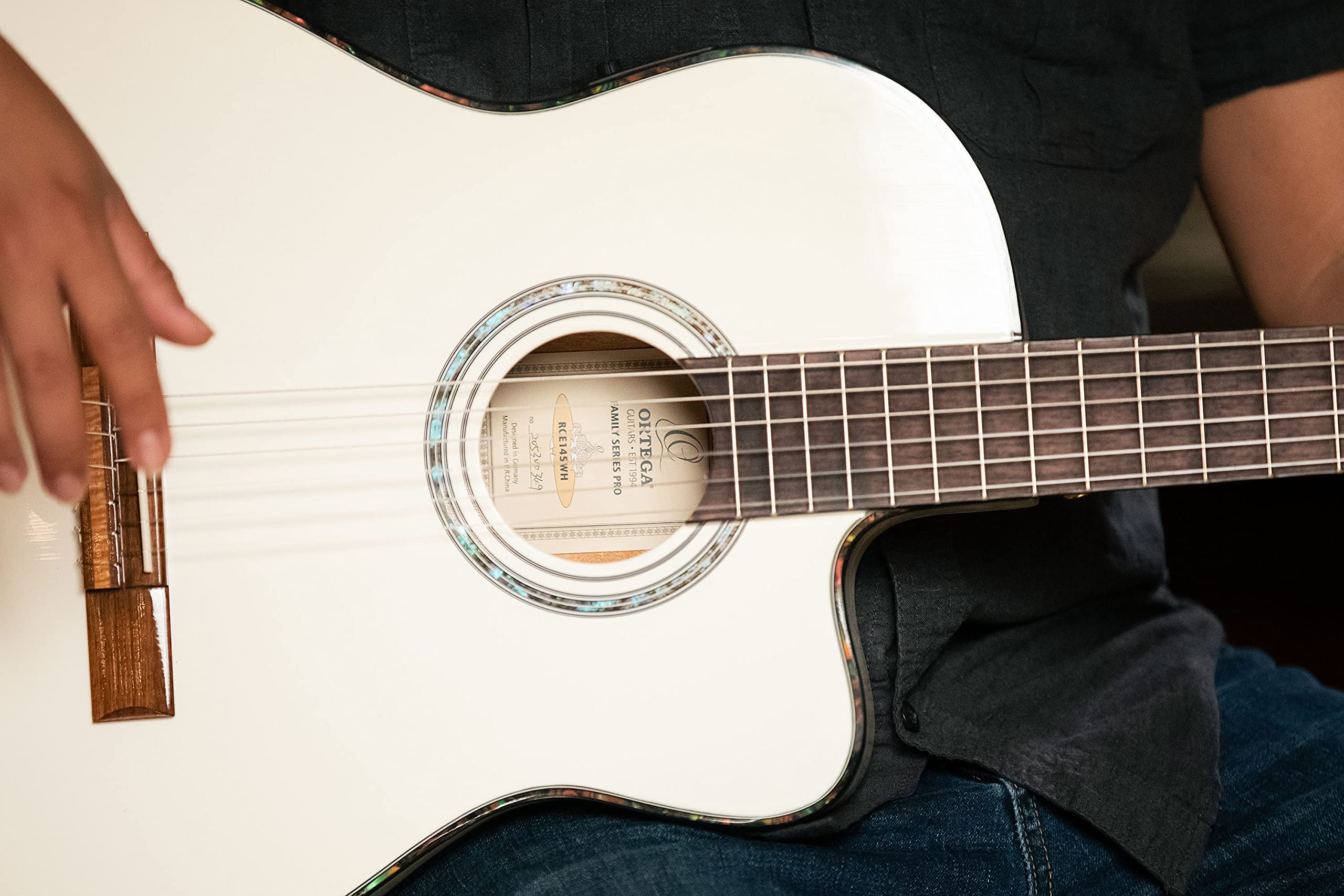 Ortega Guitars Guitare Classique Électro-Acoustique – 4/4, Slim Neck, Format Thinline – Family Series Pro – Housse Incluse – Épicéa Engelmann Massif / Acajou, Blanc (RCE145WH)