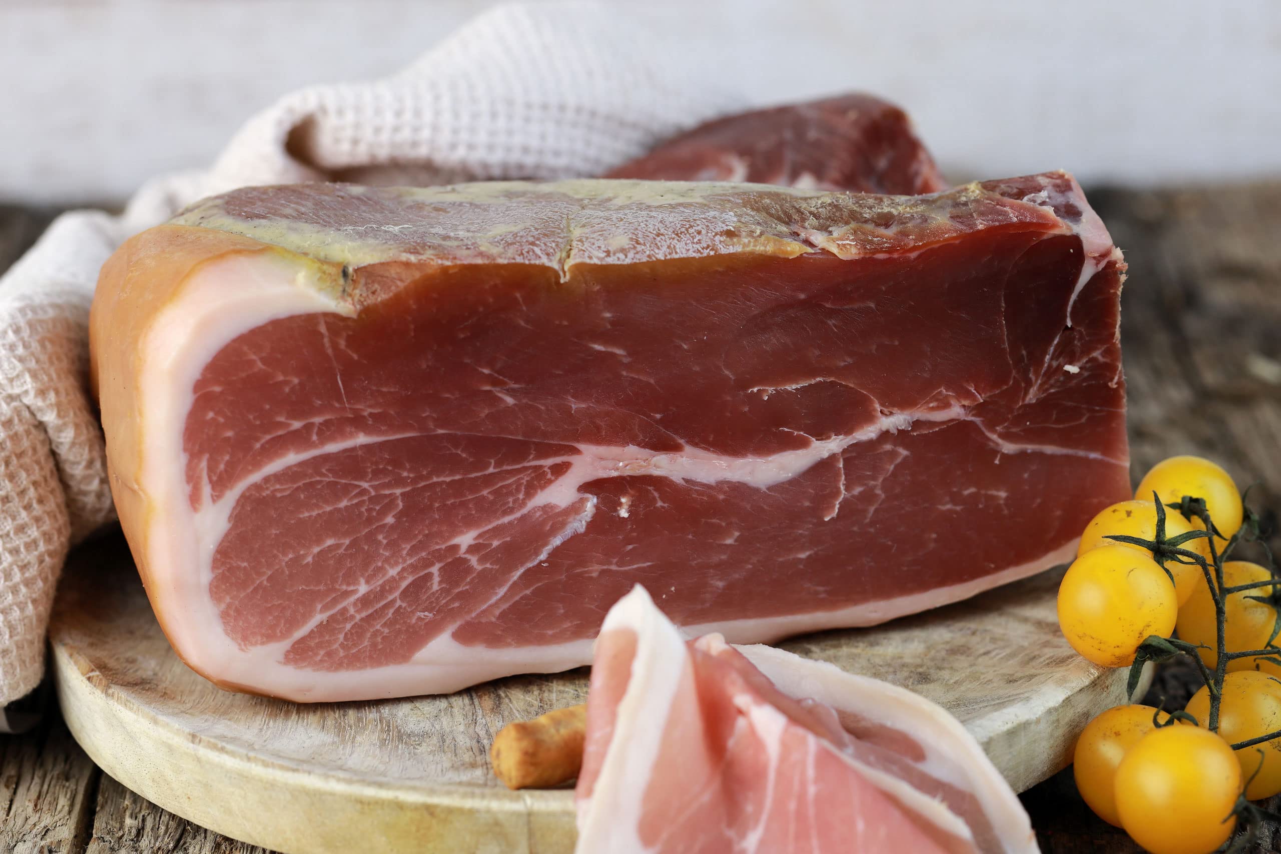 Prosciutto Crudo Semidolce Disossato | trancio sottovuoto da 1 kg | Salumificio Artigianale Gombitelli - Toscana