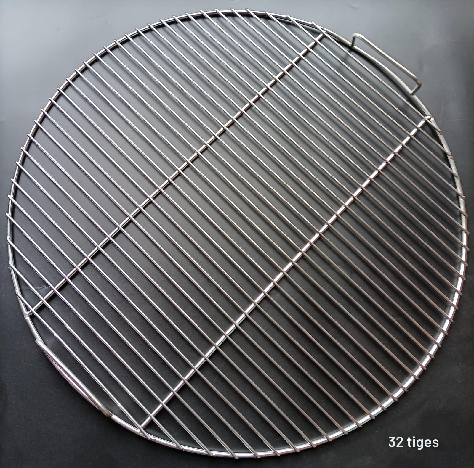 304 Grille de Barbecue Ronde en Acier Inoxydable avec poignée, diamètre 54,5 cm pour Barbecue au Charbon de Bois de 57 cm e.g Weber, avec Pince à Barbecue