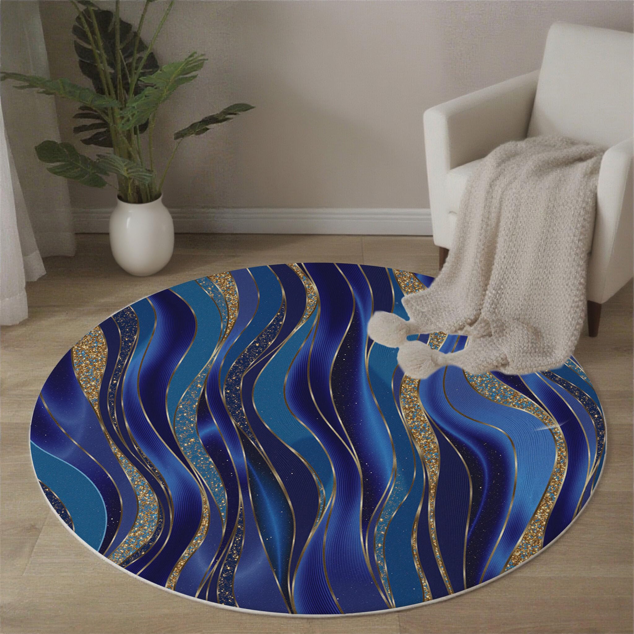 Tapis bleu indigo et doré pour sublimer un coin de salon moderne