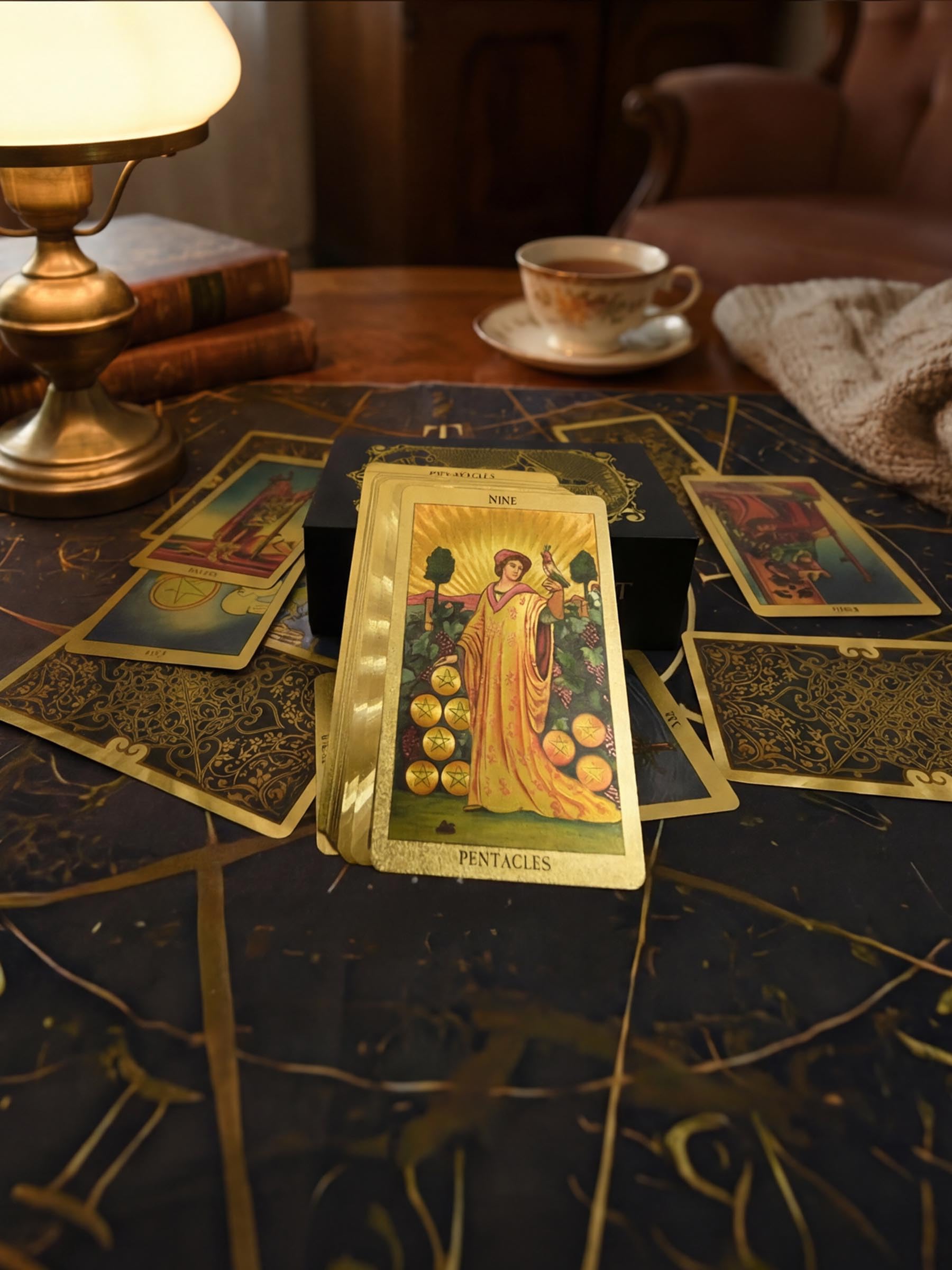 Tarot Rider Waite Dorado, 78 Cartas de Tarot con Guía en Inglés de 36 Páginas, PVC Impermeable y Antiarrugas, Diseño Loto Dorado para Principiantes y Coleccionistas