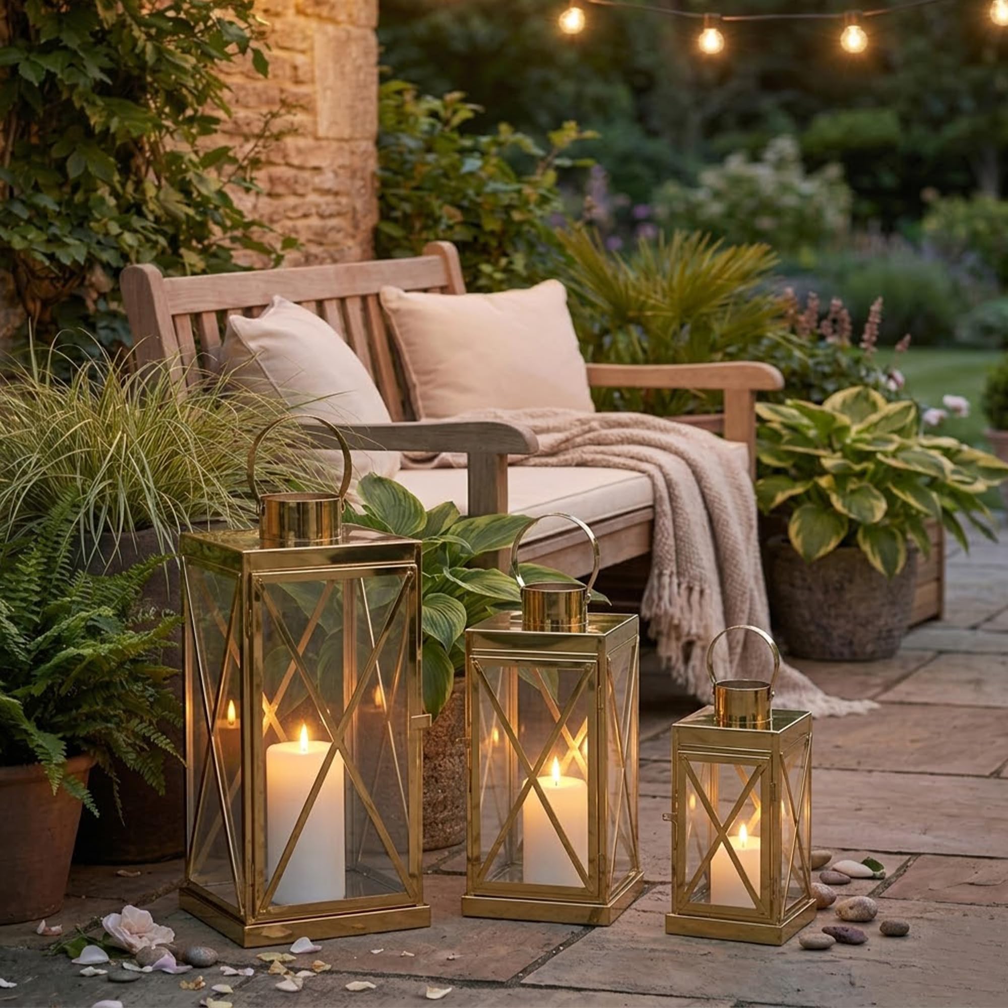 TRIROCKS Set di 3 Lanterne in Acciaio Inossidabile Eleganza Quadrata 40, 31, 21 cm, Portacandele in Metallo con Manico e Pannelli di Vetro Trasparente per Decorazioni Esterne (Oro)