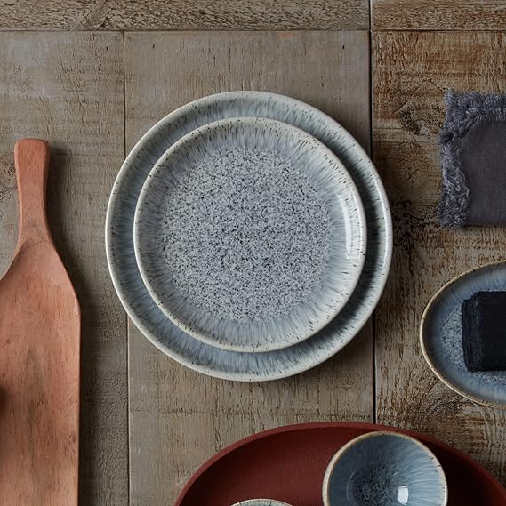 Denby - مجموعة لوحات متوسطة الحجم من Halo Speckle مكونة من 4 أطباق - رمادي، غسالة أطباق كوبيه منقوشة محايدة، صنوبر آمن للميكروويف مقاس 21 سم - أدوات مائدة خزفية حجرية مزججة - مقاومة للرقائق والكراك