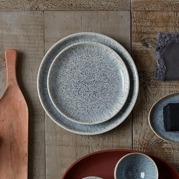 Denby - مجموعة لوحات متوسطة الحجم من Halo Speckle مكونة من 4 أطباق - رمادي، غسالة أطباق كوبيه منقوشة محايدة، صنوبر آمن للميكروويف مقاس 21 سم - أدوات مائدة خزفية حجرية مزججة - مقاومة للرقائق والكراك