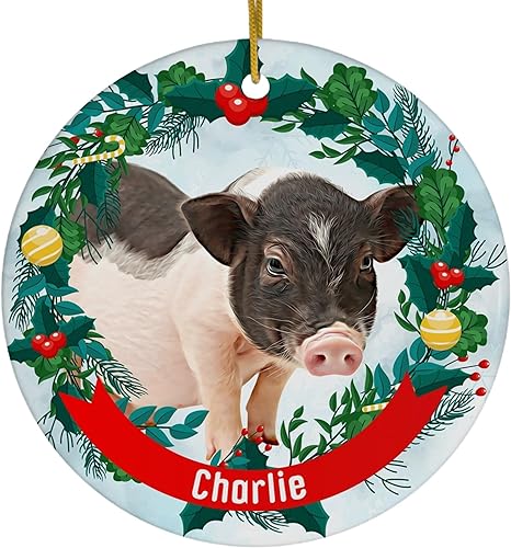 Diseño de corona de laurel verde con silla de montar de cerdo con nombre personalizado, adornos de Navidad, círculo de cerámica 2023, regalos para