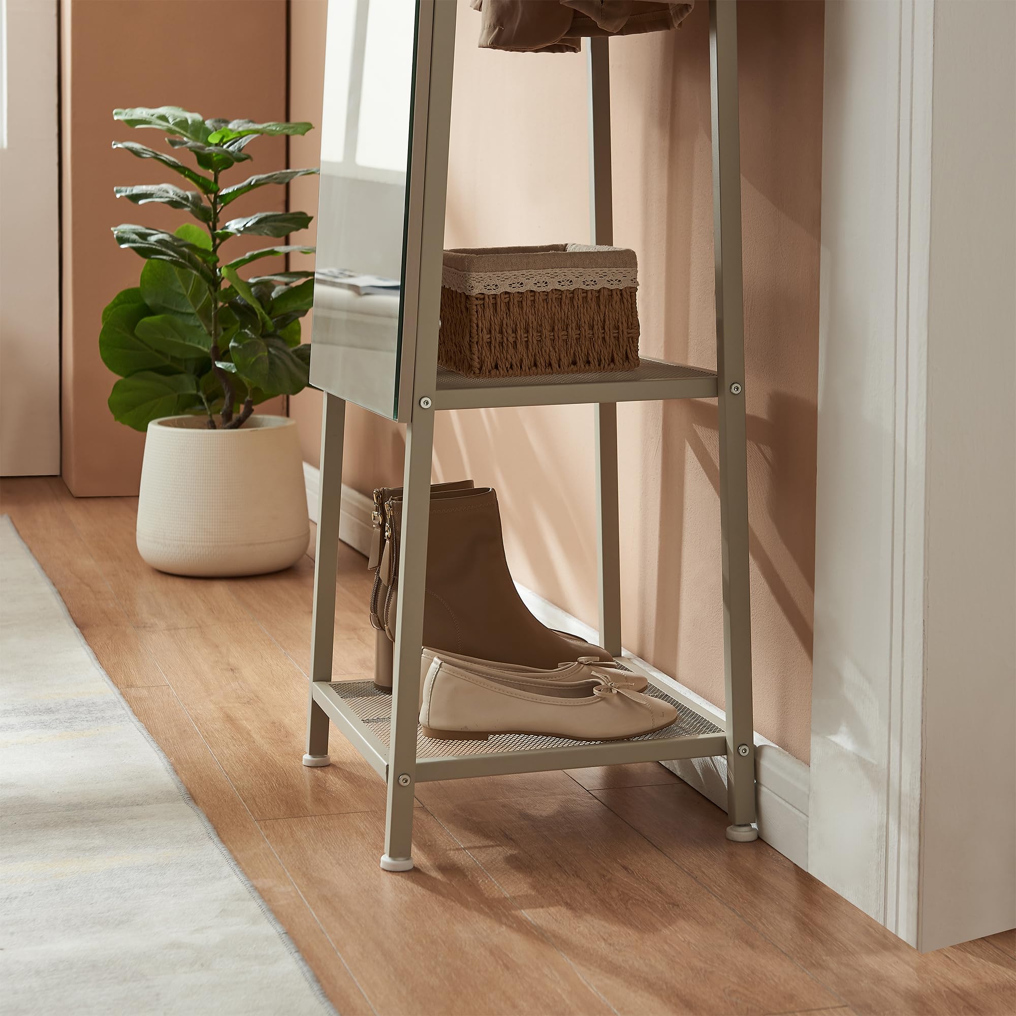 [en.casa] Standspiegel Ganzkörperspiegel Klilbojle 2-in-1 Garderobenspiegel mit Kleiderständer mit 2 Ablagen 160 x 40 x 35 cm eckig Kleiderstange Schlafzimmer Sandfarben