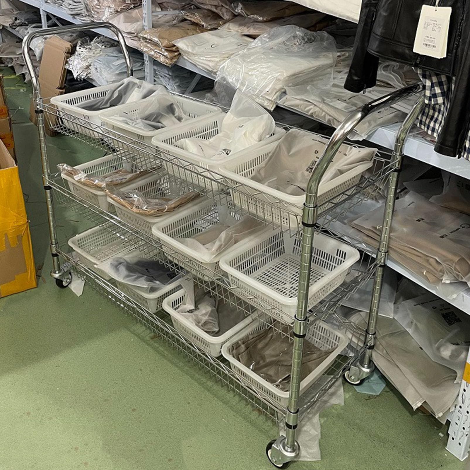 Wytrzymały wózek użytkowy z plastikowymi koszami, wózek na kółkach klasy komercyjnej, regulowane metalowe półki, zdejmowany stojak do przechowywania do magazynu, kuchni i serwowania