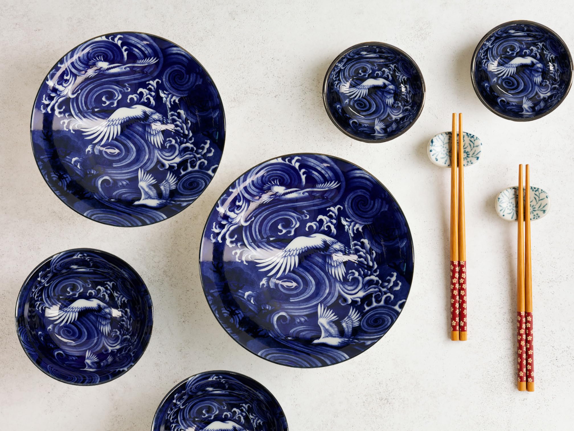 TOKYO Japonism Kranich-Schalen 2er Set, große japanische Suppen- & Ramen-Schalen, blau-weißes Porzellan, Ø 25,2 cm, 1600 ml, traditionelles japanisches Design, Servierschalen für Nudeln & Salate
