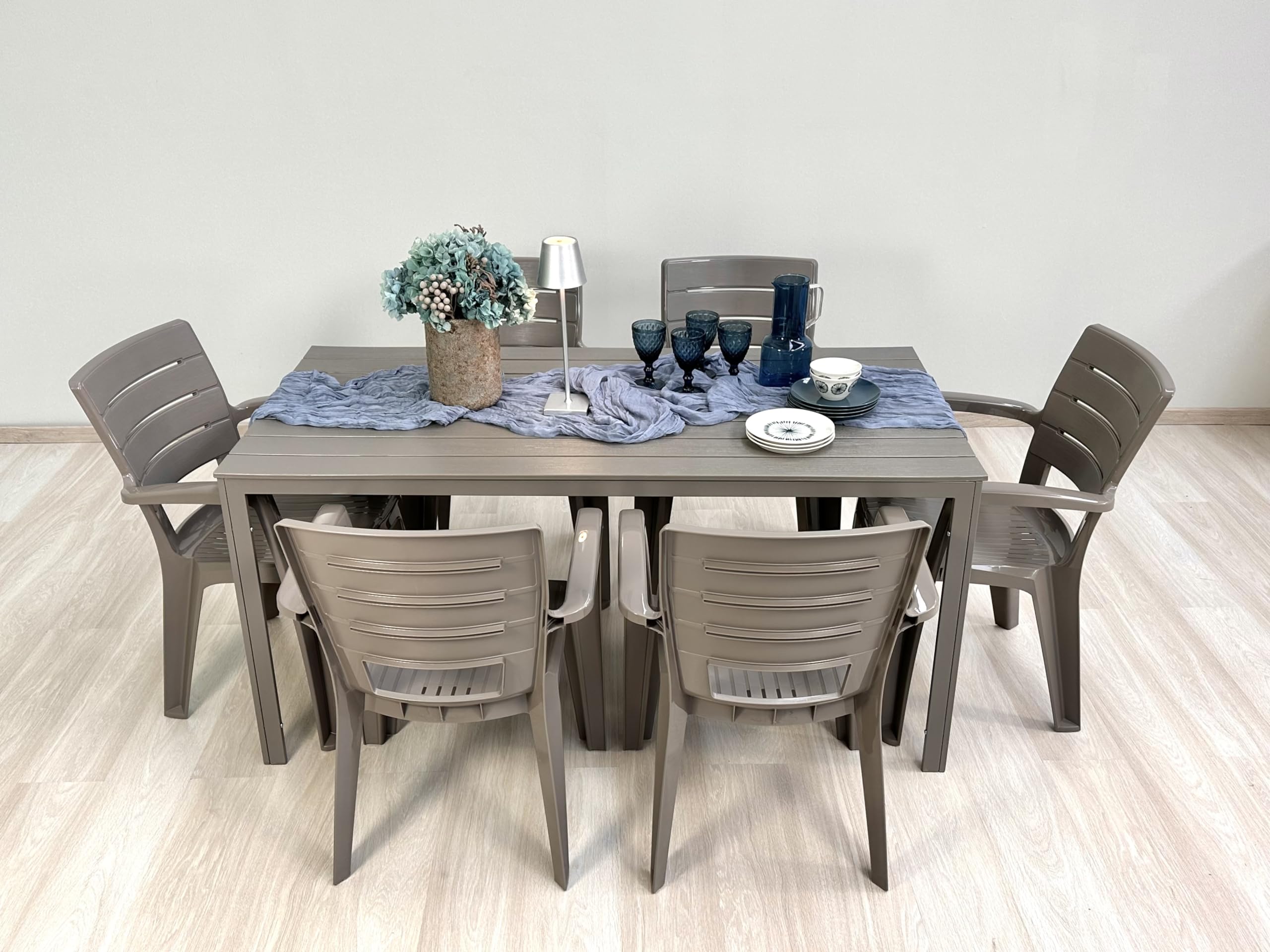 Ensemble repas de jardin ou d'extérieur pour 6 personnes effet bois taupe, table rectangulaire en acier peint avec lattes en polyéthylène, 6 chaises empilables en polypropylène - Thomas & Anita