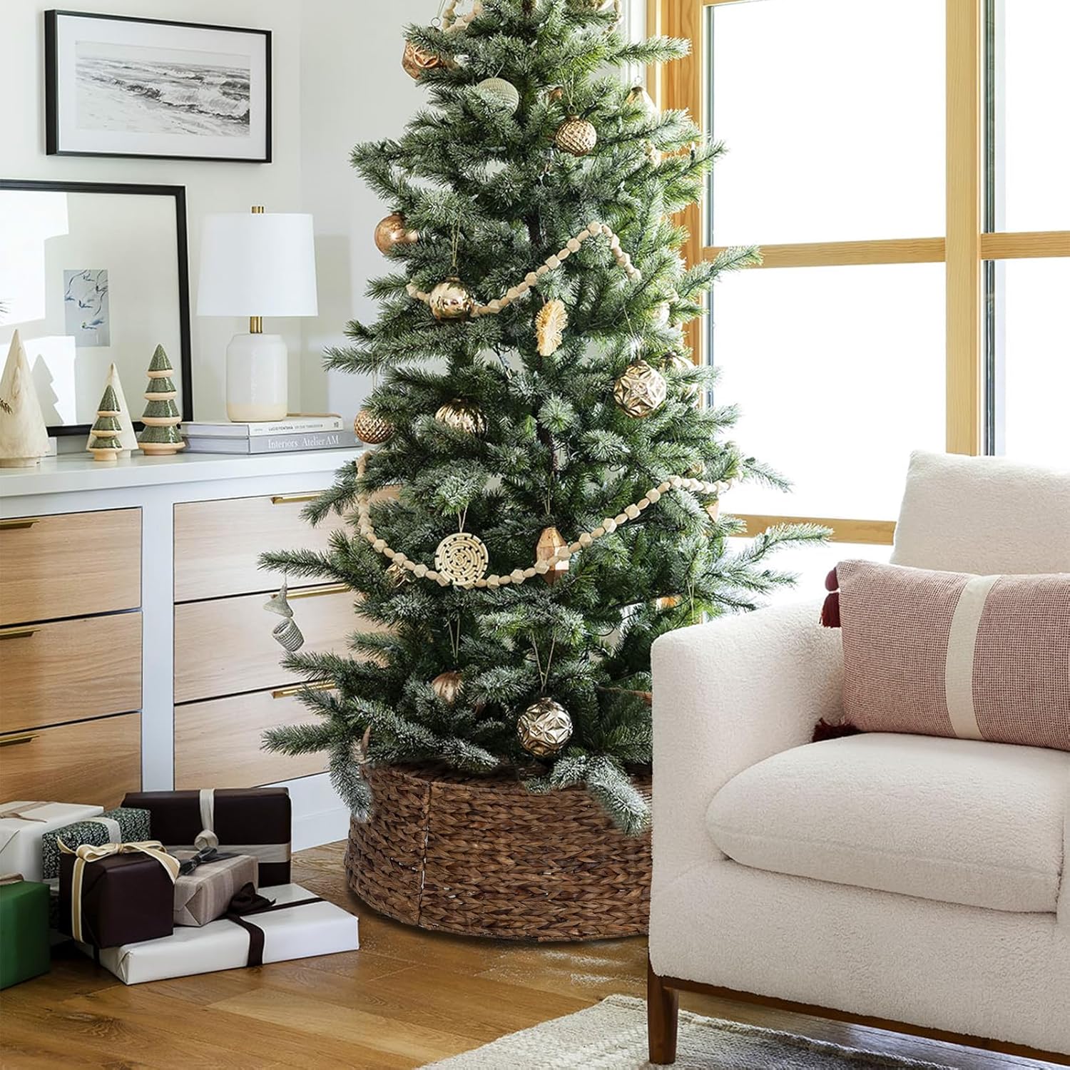 SUNNYPARK Christmas Tree Collar, 28’’ Hand-Woven Natural Water Hyacinth Christmas Tree Collar Basket Base Cover - Chestnut Brown