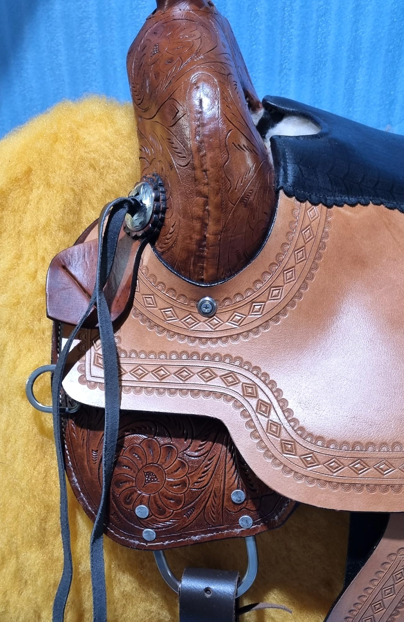 Western - Sillín de piel con forma de barril para montar a caballo, silla de montar con diseño floral con conchos plateados ST-WLS-131