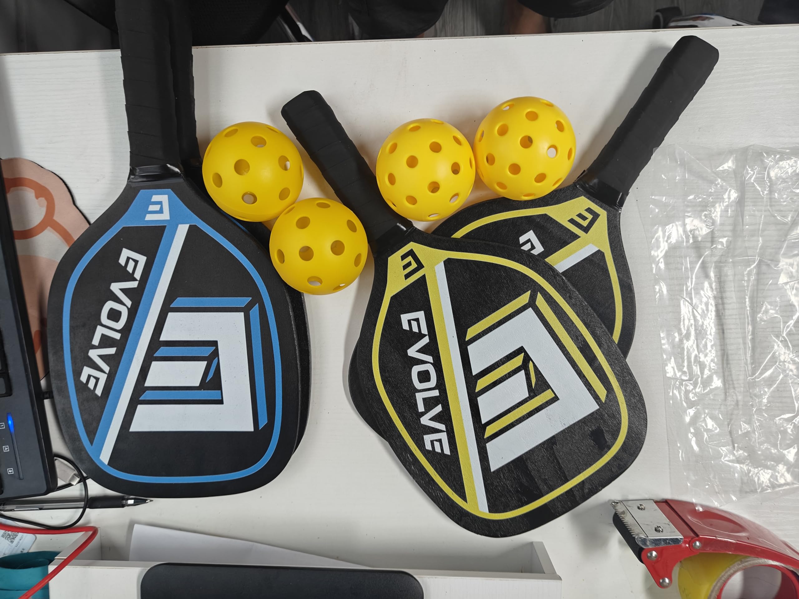 Raquette de pickleball, Pickleball Paddles Set avec 4 pagaies en bois de haute qualité, 4 pickleballs et 1 poche portable pour usage intérieur et extérieur, excellentes pagaies pour débutants