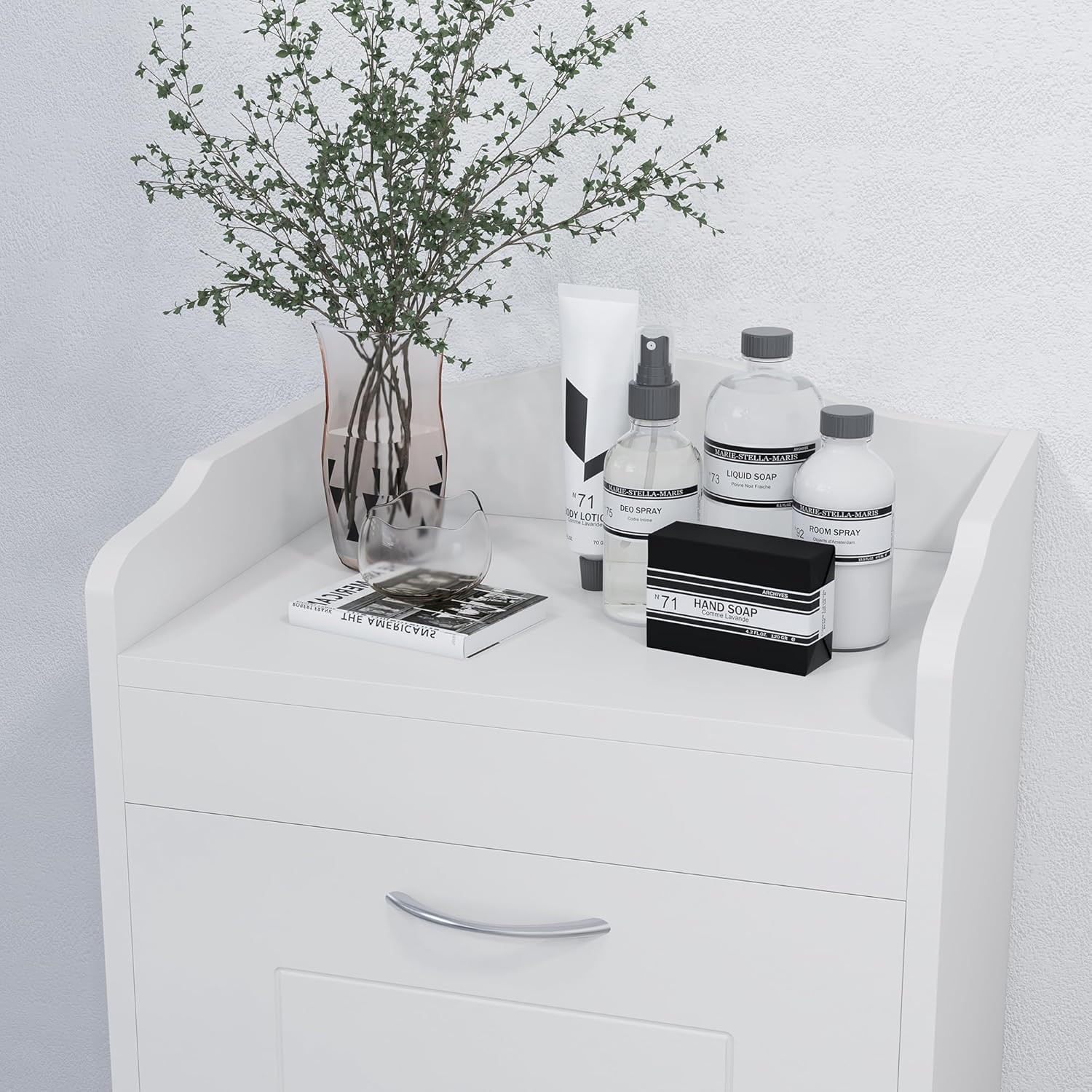 Top surface of the HOMCOM laundry hamper with items placed on it, showing the curved edge