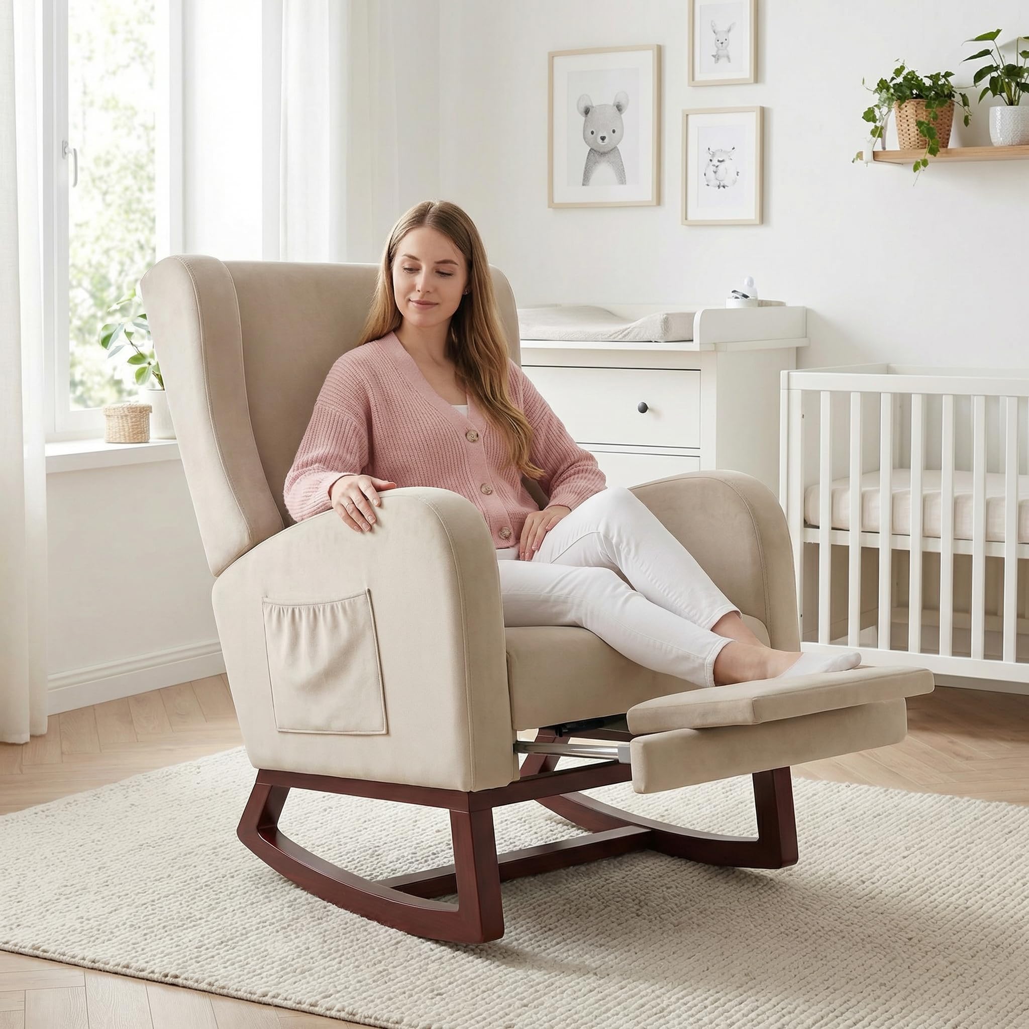 Poltrona a Dondolo Ergonomica, con Braccioli e Tasche Laterali, Sedia da Allattamento con Cuscini, Struttura in Legno Massello, Chaise Longue per Soggiorno o Camera da Letto (Beige)