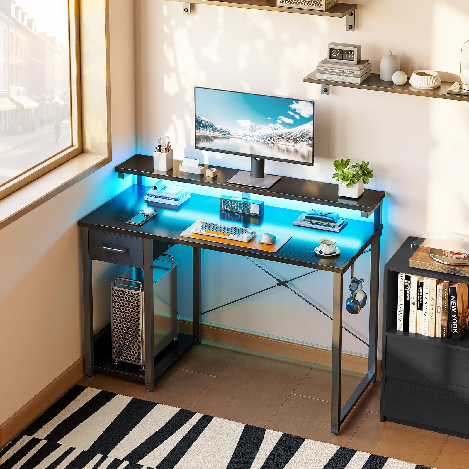 Coleshome Scrivania Gaming con LED, 100x48cm Scrivania con Cassetti, Reversibile Scrivania Piccola con Supporto Monitor e Gancio per Cuffie, Una Perfetta per Gli Spazi Ridotti, Nero