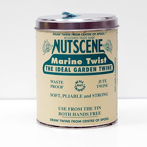 NUTSCENE - Lata Icónica (Lata de Cordel) con su Cordel de Yute Escocés Patrimonial y Agujero en la Parte Superior para Fácil Dispensado. 14 Colores