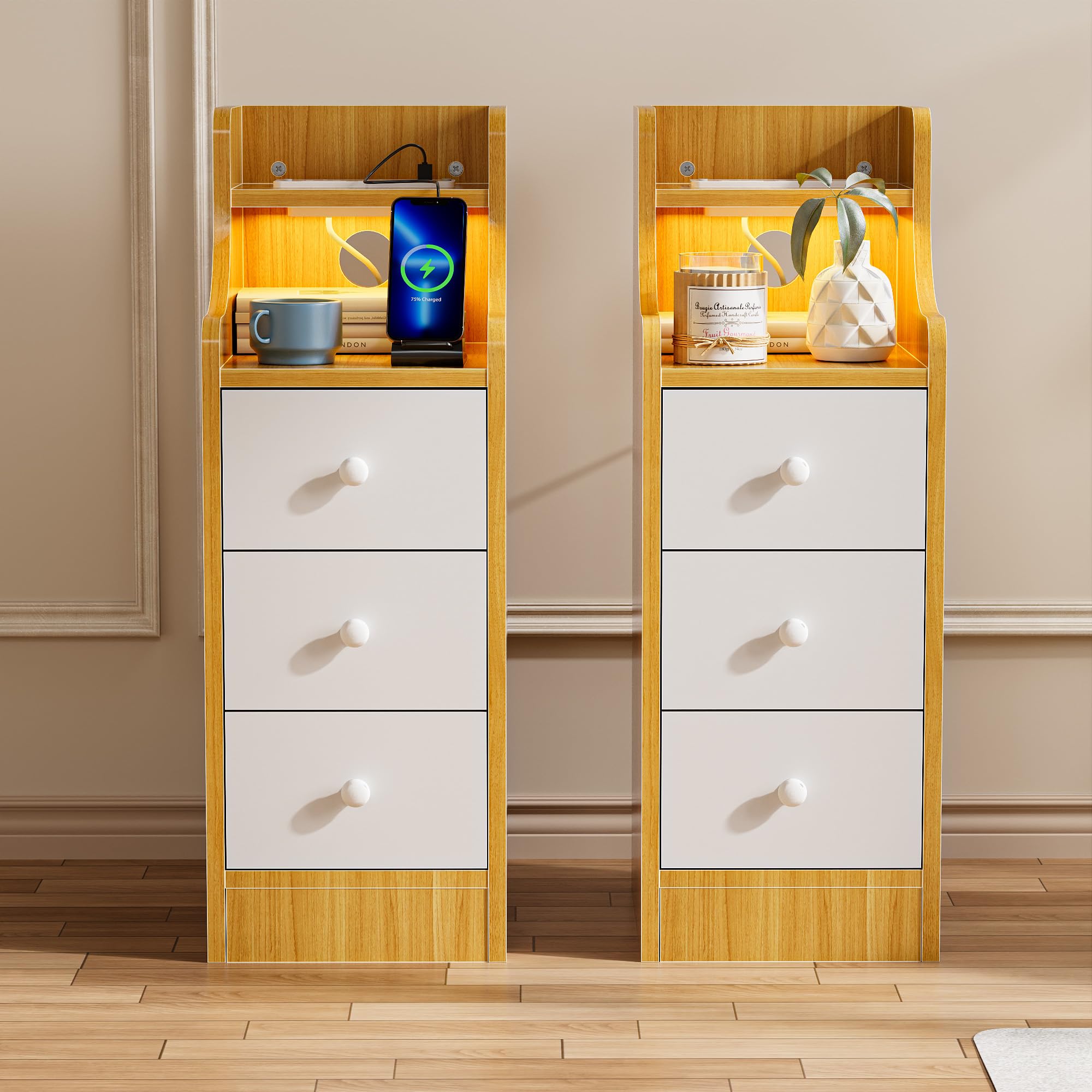 Table de Chevet Etroite avec Éclairage LED RGB et Prise 2 AC 2 USB, Table de Nuit Étroite Bois avec 3 Tiroirs, Lumière Bluetooth Table d’Appoint pour Salon Chambre Bureau, Marron 30x25x70cm