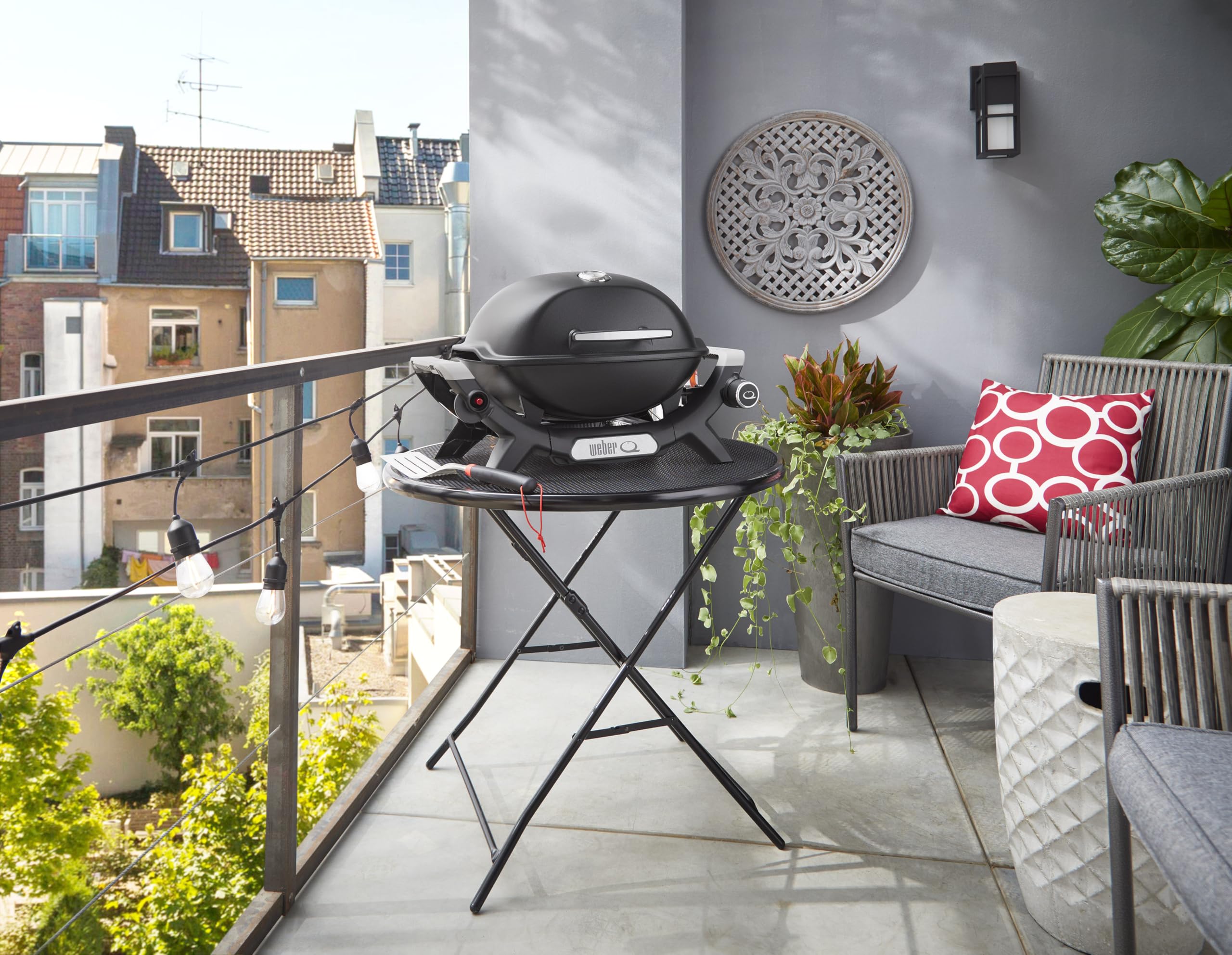 Weber Q 1100N – grill gazowy/przenośny grill na biwak, taras i balkon, wysokowydajny palnik, emaliowane porcelaną ruszty z żeliwa, elektroniczny zapłon, kolor Midnight Black