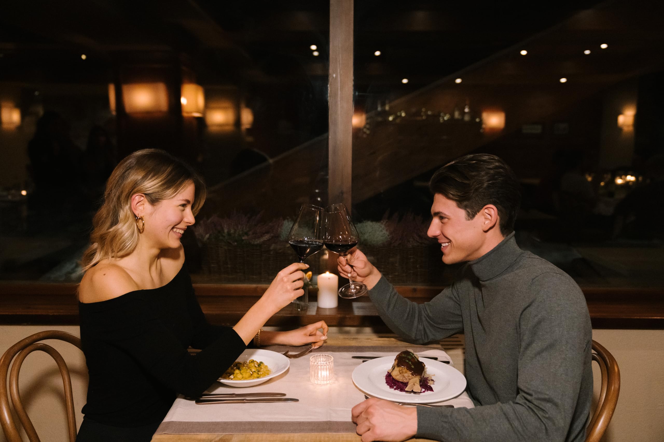 QC TERME SOGGIORNO GUSTO DI BENESSERE, Una Notte con Ingresso al Percorso Benessere e Cena per Due Persone, Valido 24 Mesi, Esperienza Benessere in Elegante Cofanetto Regalo