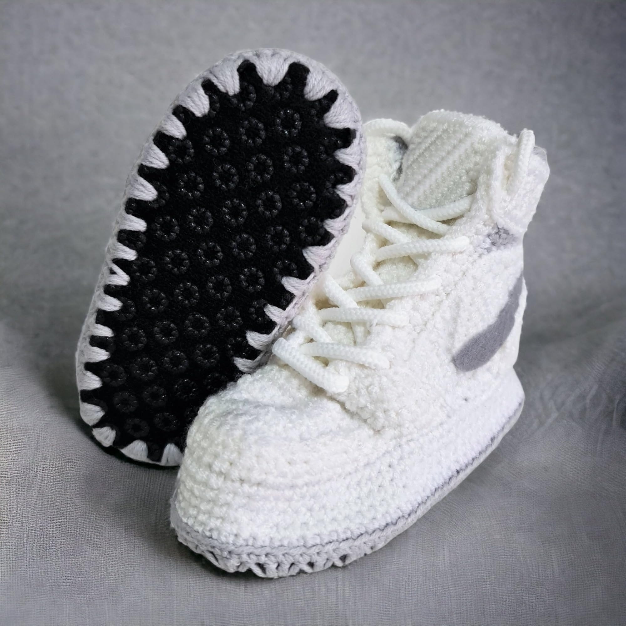 Baby individuell gestrickte Booties Grau, Basketball-Stil Krabbelschuhe für Neugeborene, Woll-Baumwoll-Hausschuhe, handgefertigte Lauflernschuhe, gemütliche warme Winter-Strick-Socken