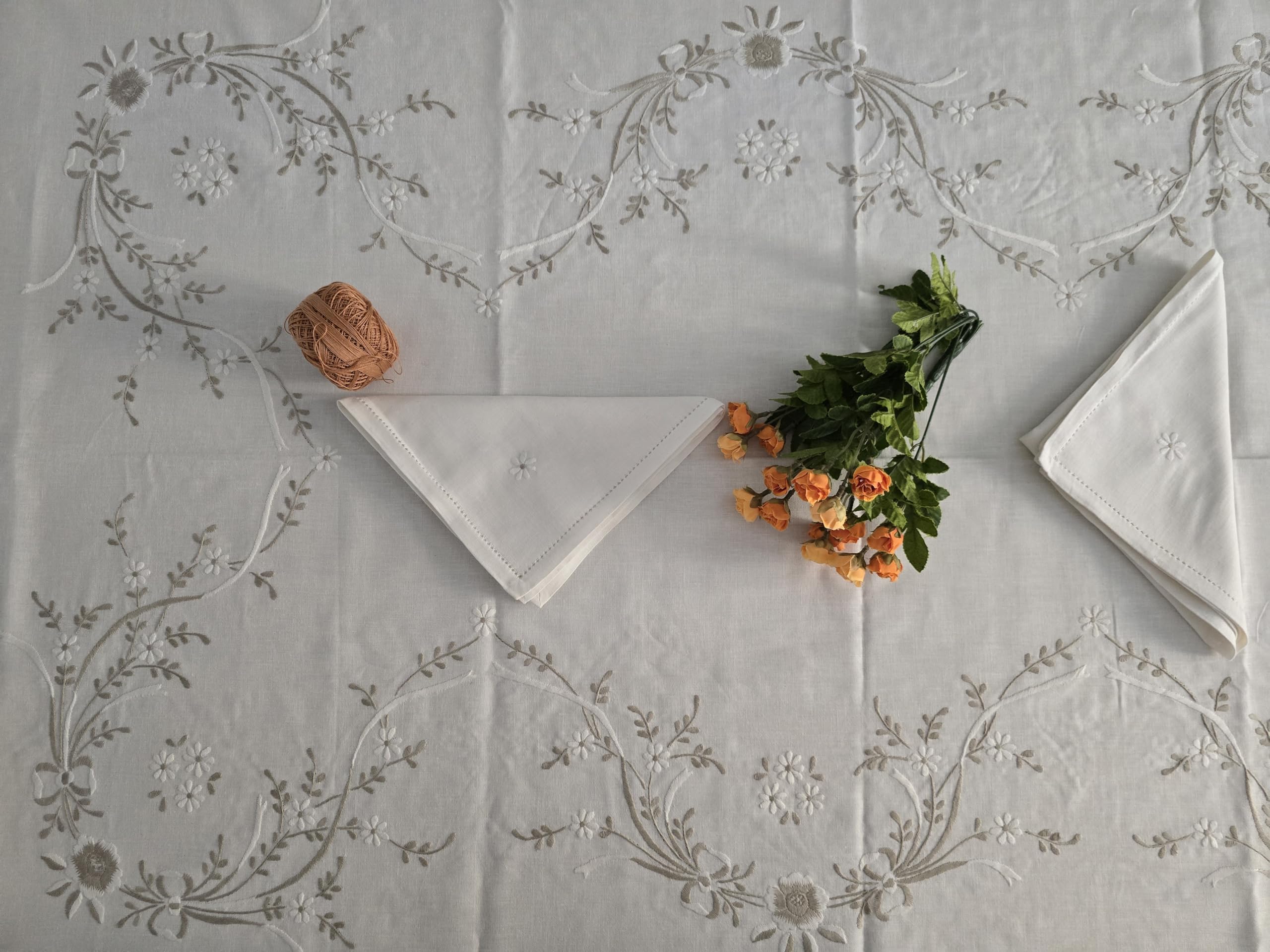 Handbestickte Tischdecke aus Leinen-Mischgewebe, 12 Plätze, Stickerei