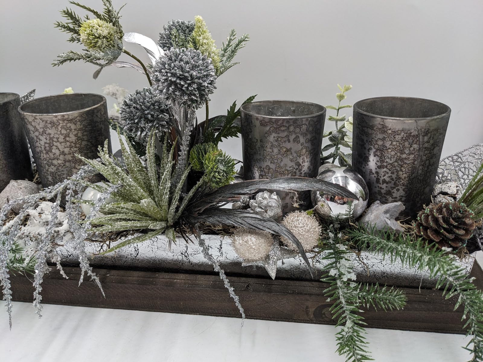 Weihnachtsgesteck Teelicht Kugel Craspedia Distel grau Silber