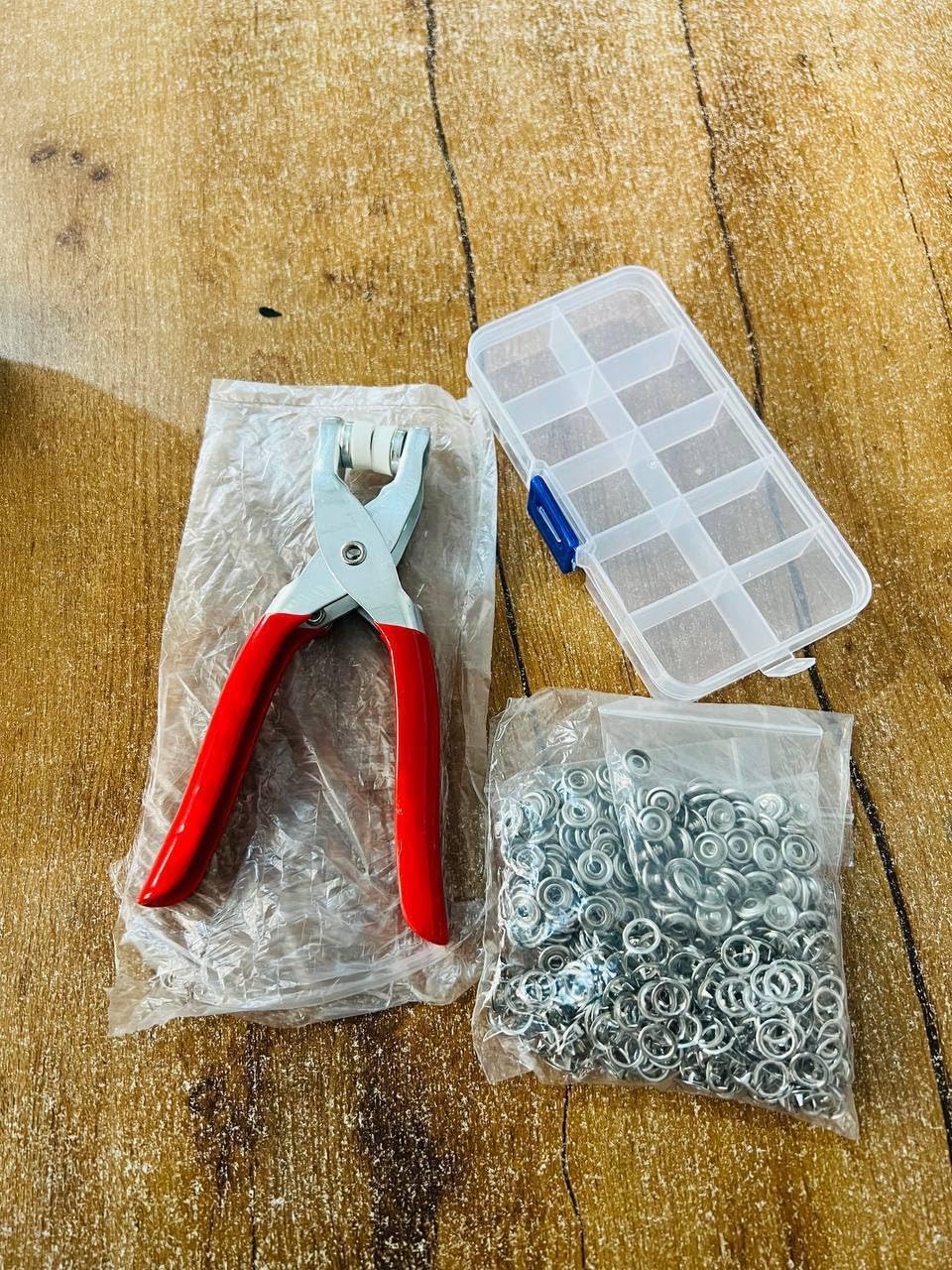 SARVASHVA TRENDS 200pc Thickened Snap Fasteners Kit (100 Open Ring + 50 Male Snaps + 50 Female Snaps) Metal Copper Five Claw Buckle Set with Hand Pressure Pliers Tool DIY Sewing Buttons Set for Clothing and Crafting Revat Machine with Box