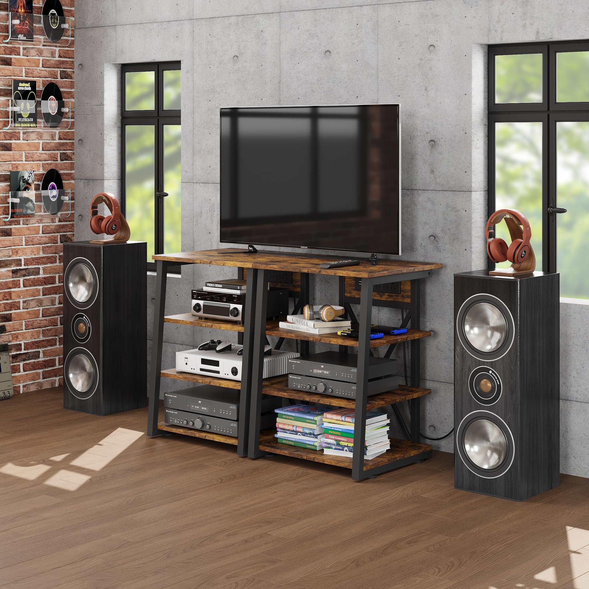 Garvee Estantería Audiovisual Esquinera 4 Niveles Marrón Rústico, Mueble Tocadiscos con Carga USB, Estantes Ajustables y Estructura Metálica En X para Salón y Multimedia 60×48×77 cm