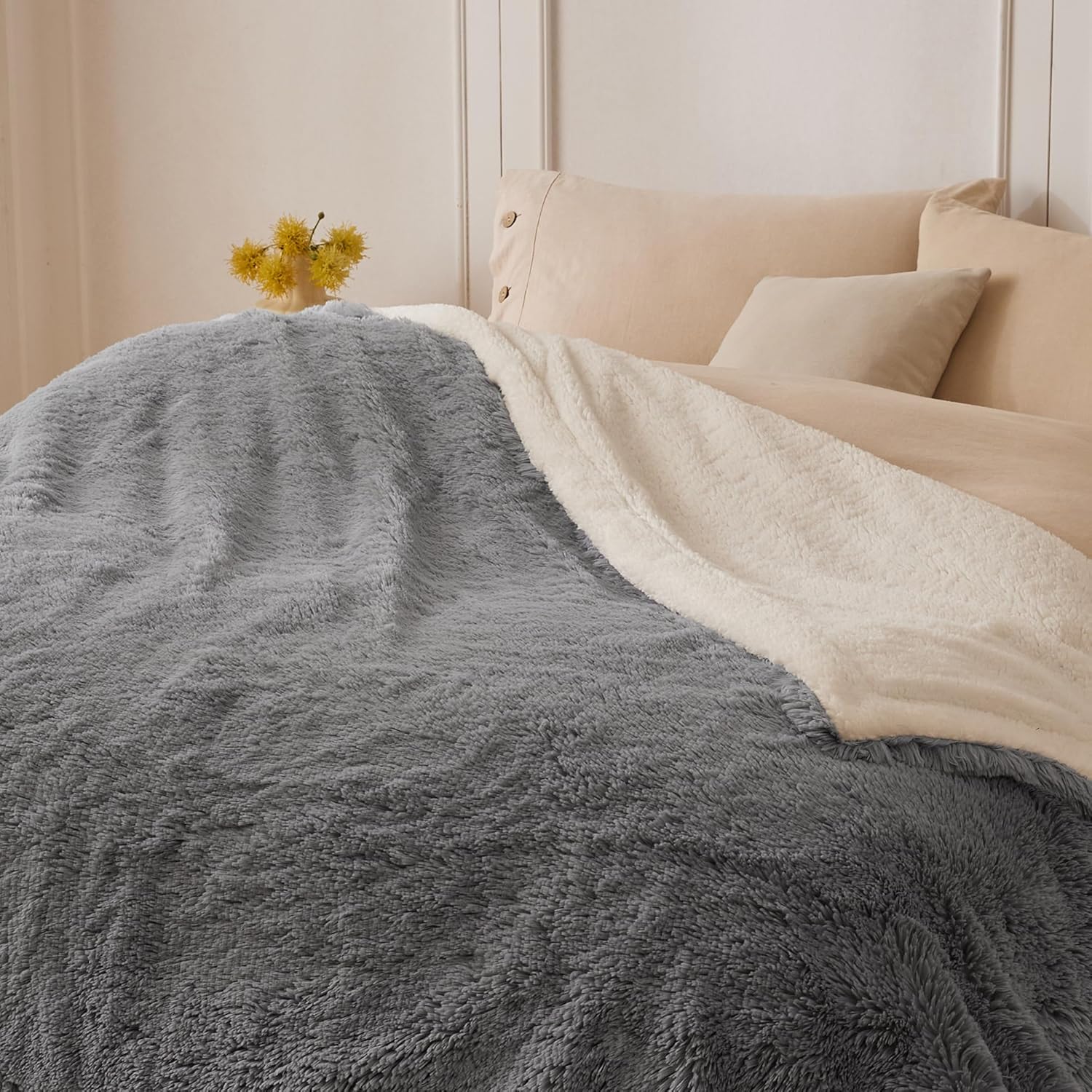 COOVA Ultra Soft Faux Fur Throw Blanket – Fuzzy Fluffy Cozy Microfiber Blankets, Warm Thick Plush Sherpa Fleece Throw Blanket for Couch,Bed,Sofa,Ideal Gift for Women.(Light Grey, 50"x60")
