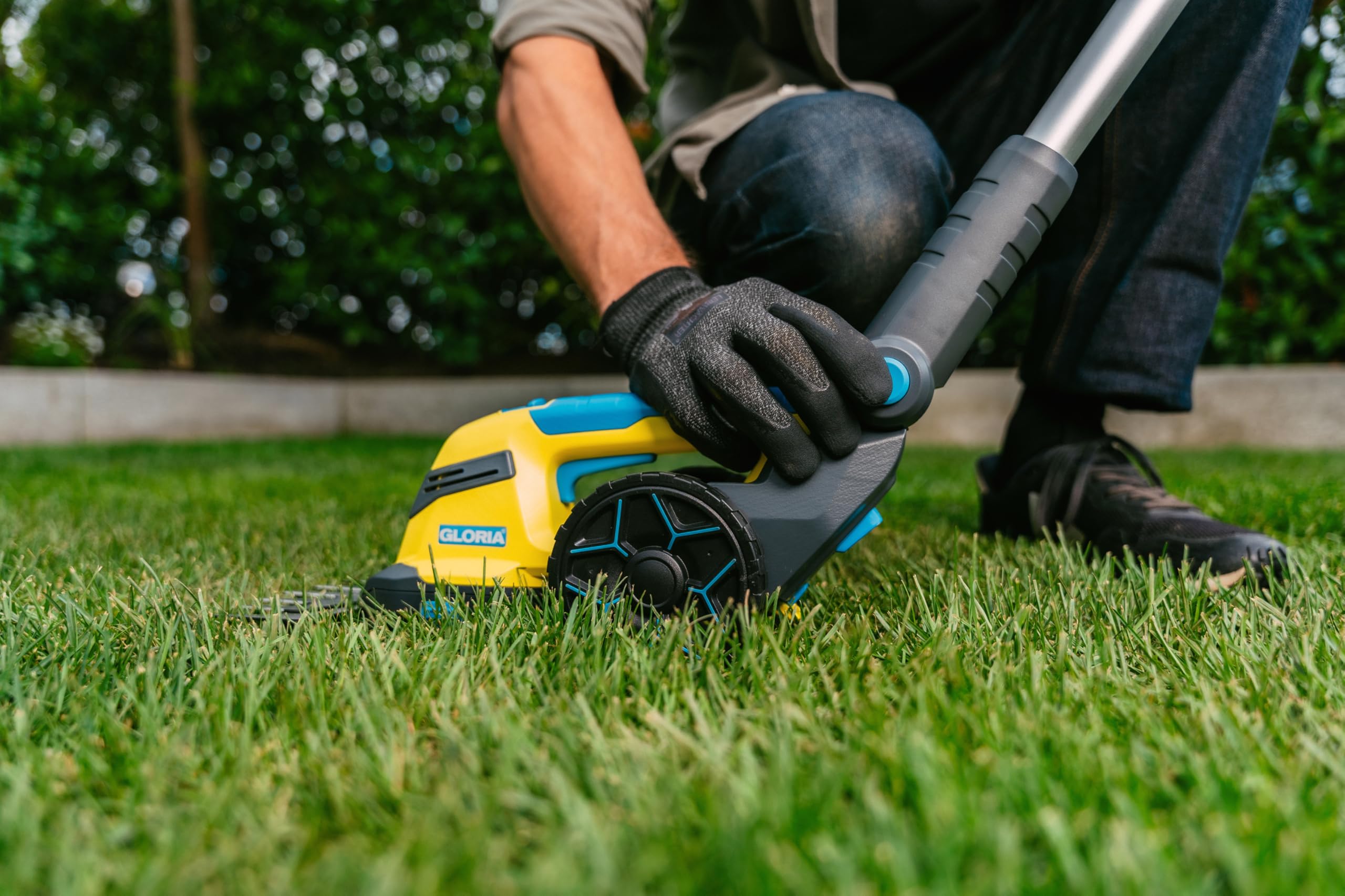 GLORIA FineCut 18 V compact Drive&Cut | przedłużenie uchwytu do nożyc do trawy i krzewów Gloria | ergonomiczny miękki uchwyt | chroni plecy | regulowany kąt roboczy | płynnie pracujące koła