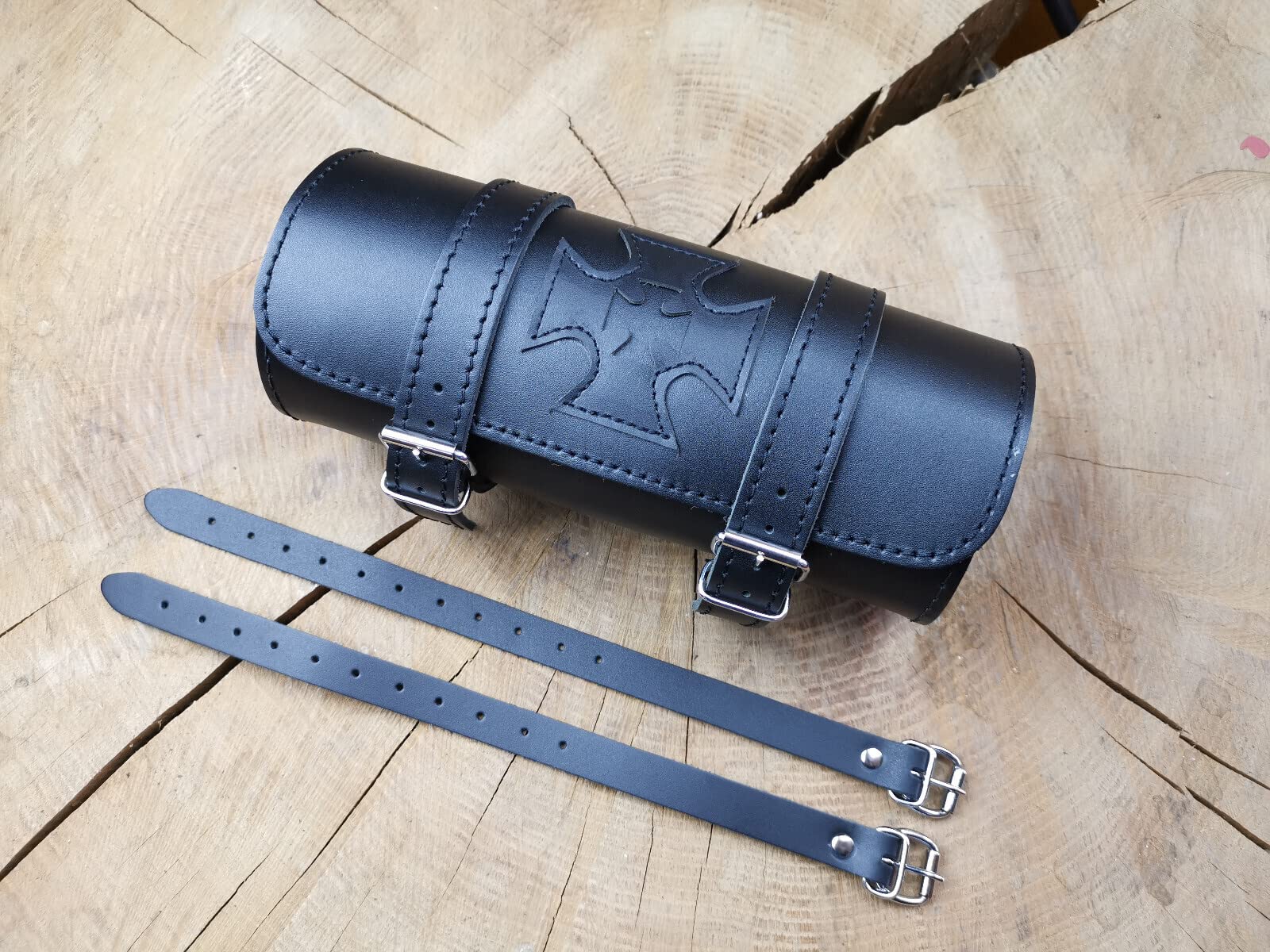 Tool Malteser Kreuz Totenkopf Werkzeugrolle kompatibel mit Harley Chopper Reisekoffer Lederrolle Werkzeugrolle Hot Rod HD Koffer Sissybar Gepäckrolle Motorradkoffer schwarz