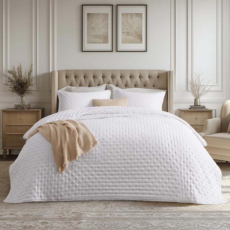 King Quilt - Lightweight Comforter King Size for Summer, Bright White Bedspread King with Clover Pattern, Soft Ultrasonic Coverlet, Modern All-Season Polyester Bedding, 106 x 96 Inches
