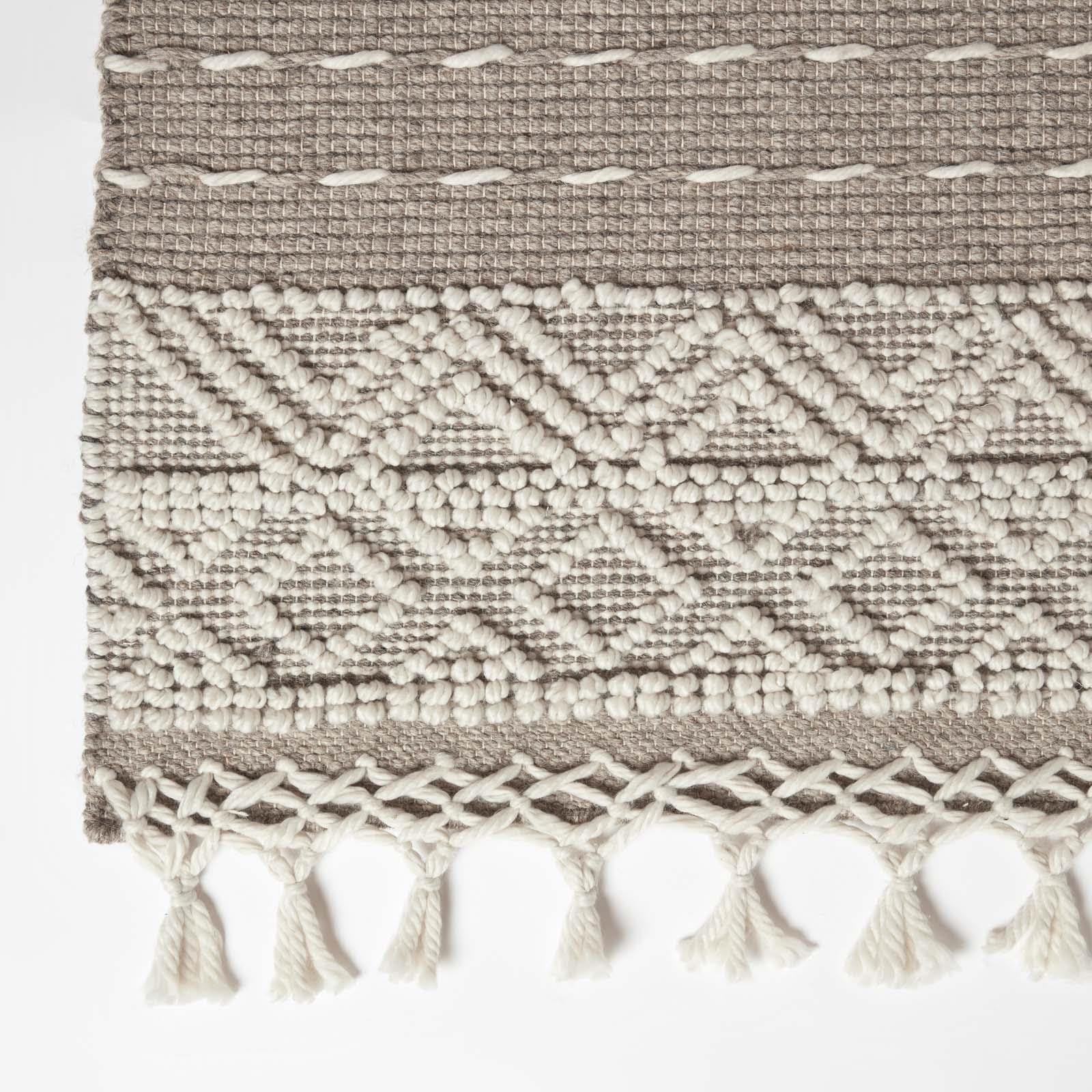 HOMESCAPES Blue and white hand-woven kilim rug 90 x 150 cm wool and cotton living room rug 'Tenali' with geometric pattern and tassels