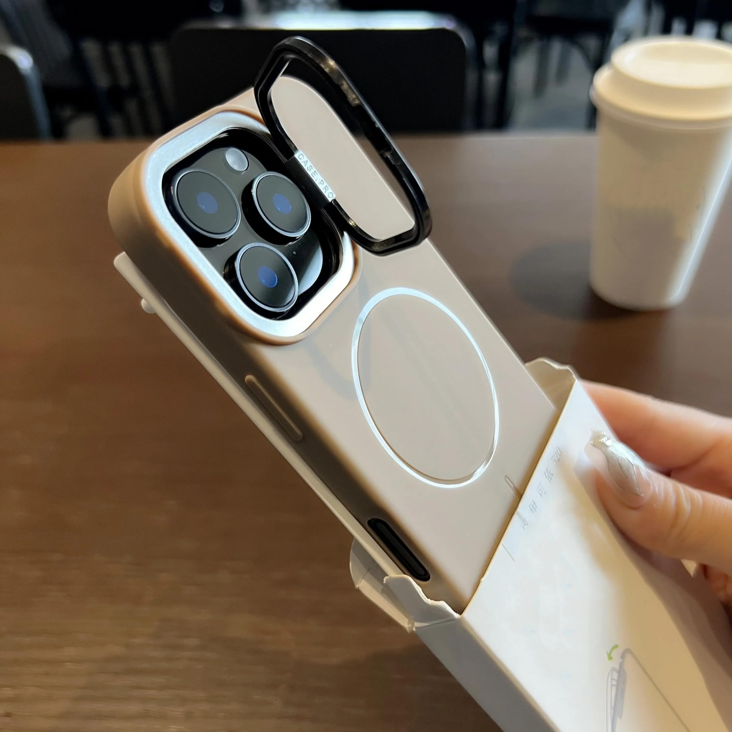 Coque silicone iPhone 14 Plus aimantée antichoc finition dorée luxe