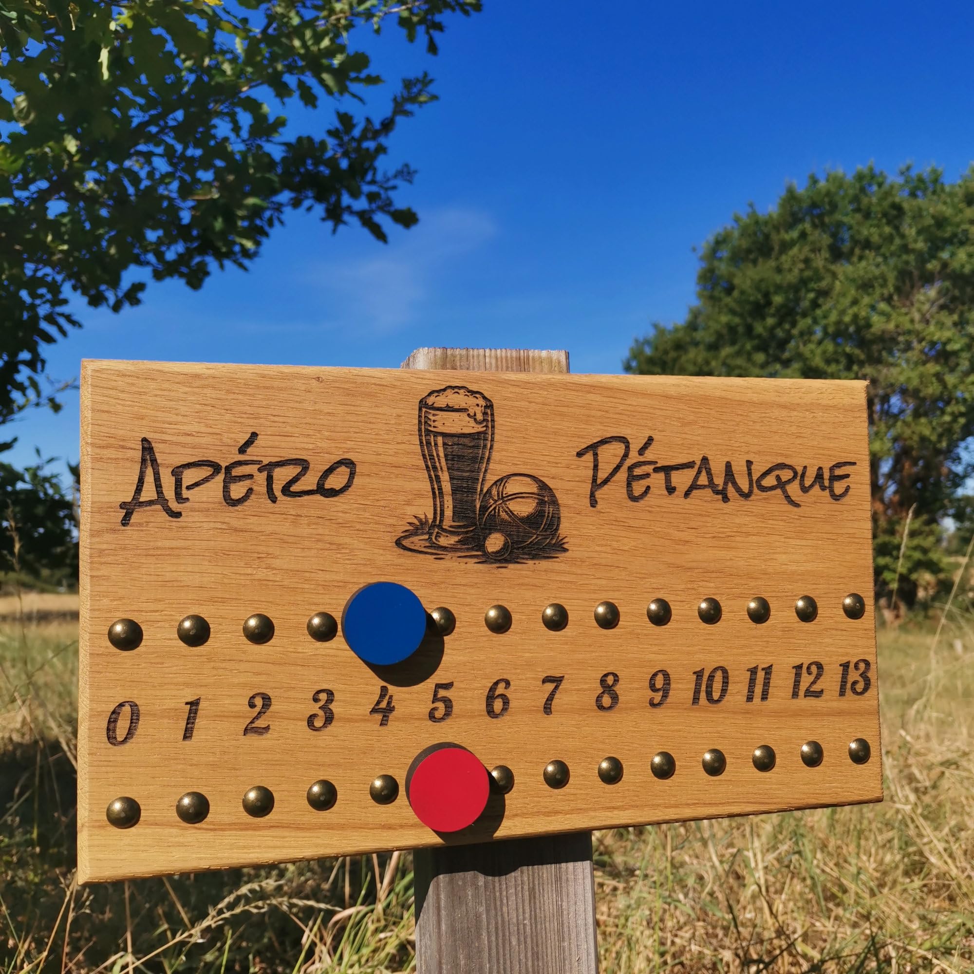 Tit'Adel Compteur de Points pétanque en chêne Massif – Tableau de Score 2 équipes avec pions aimantés – Personnalisable – Accessoire et idée Cadeau pour Joueurs de pétanque