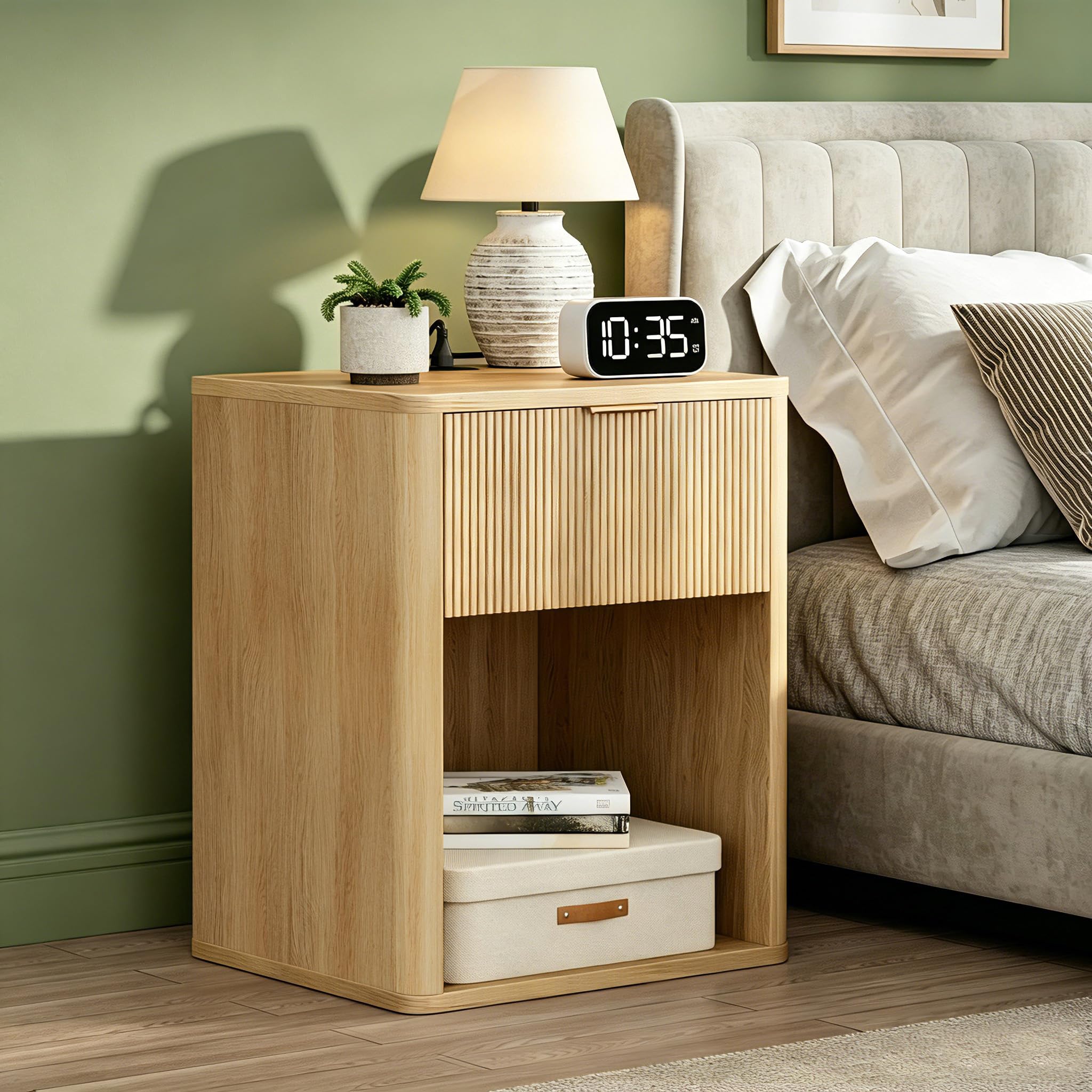 Mesa auxiliar estriada Homleke con estación de carga y cajón de madera para dormitorio