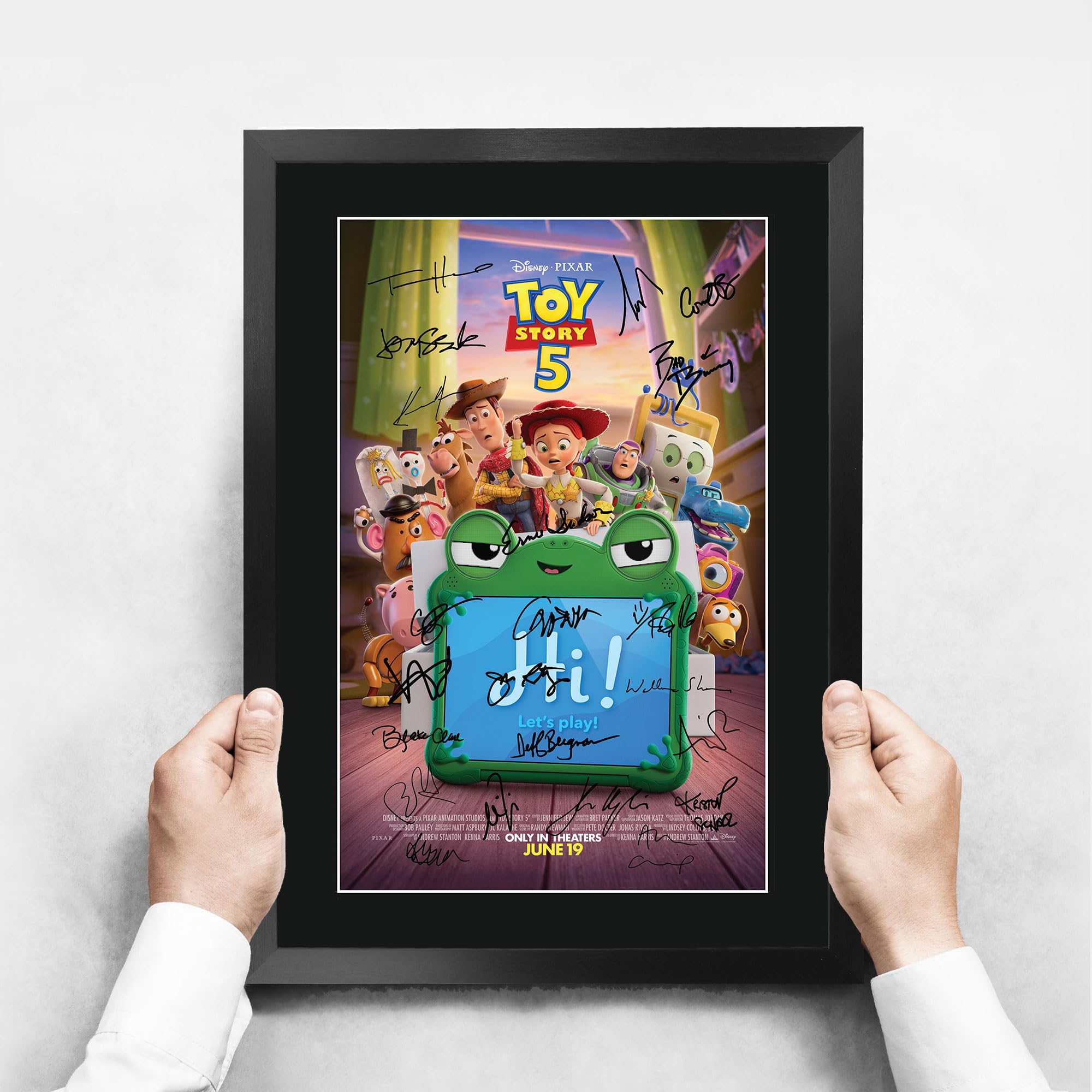 HWC Trading Toy Story 5 Tom Hanks Geschenke Geduckter Poster Signiertes Autogramm Foto für Fans von Film Memorabilien - A3 Gerahmt (ID-010011)
