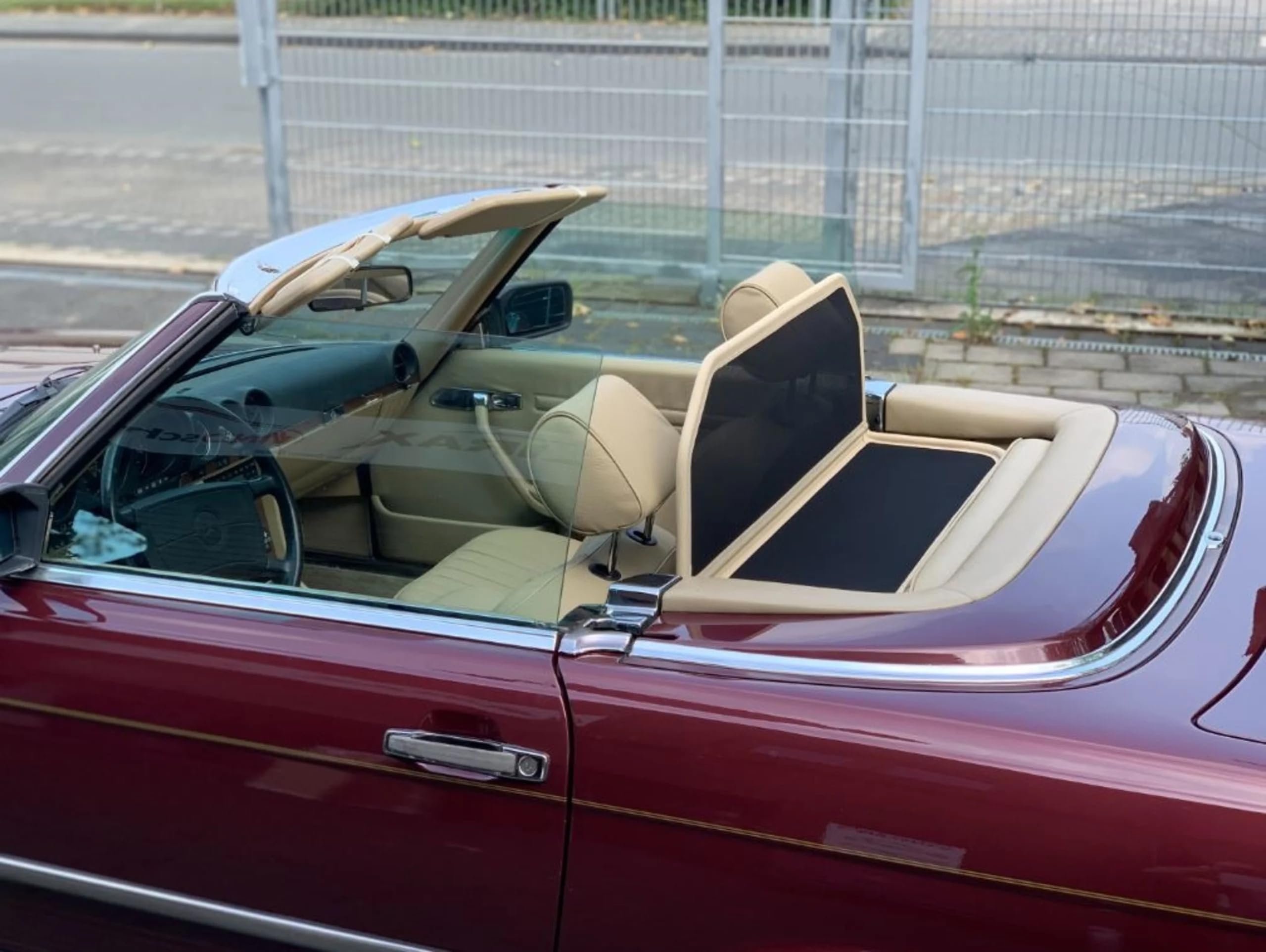 Windschott für Mercedes SL R107 2-Sitzer 1971-1989 - Klappbar - mit Schnellverschluss – Beige | Windabweiser | Windblocker | Wind Deflector