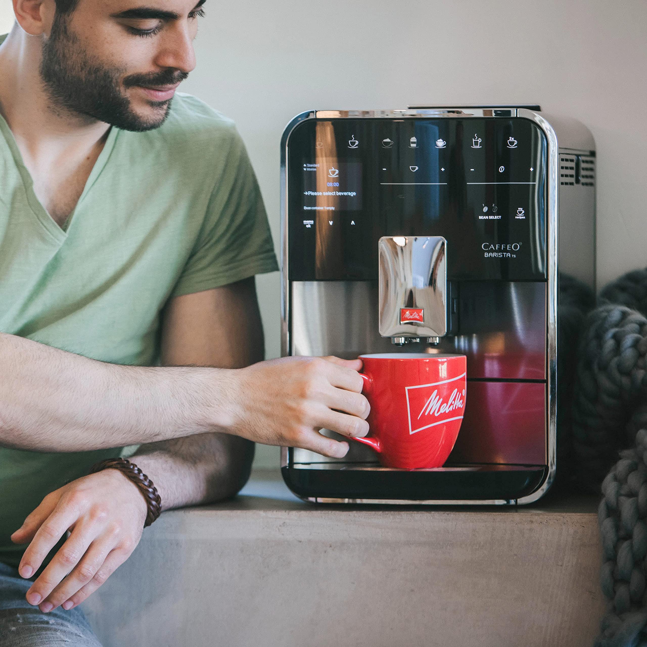 Melitta Barista T Smart Argent, Machine à Café à Grain avec Broyeur, Connectée, Système One Touch, Double bac à grains, 18 spécialités de café, Mode 1 à 2 Tasses, Écran Couleur, Réservoir à lait