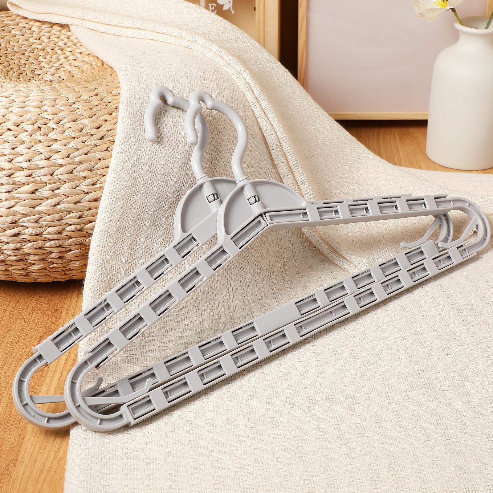 Set da 8 Grucce Pieghevoli Regolabili in Pp Struttura Robusta e Design Elegante per Appendere Cappotti e Abiti in Casa o Camera da Letto