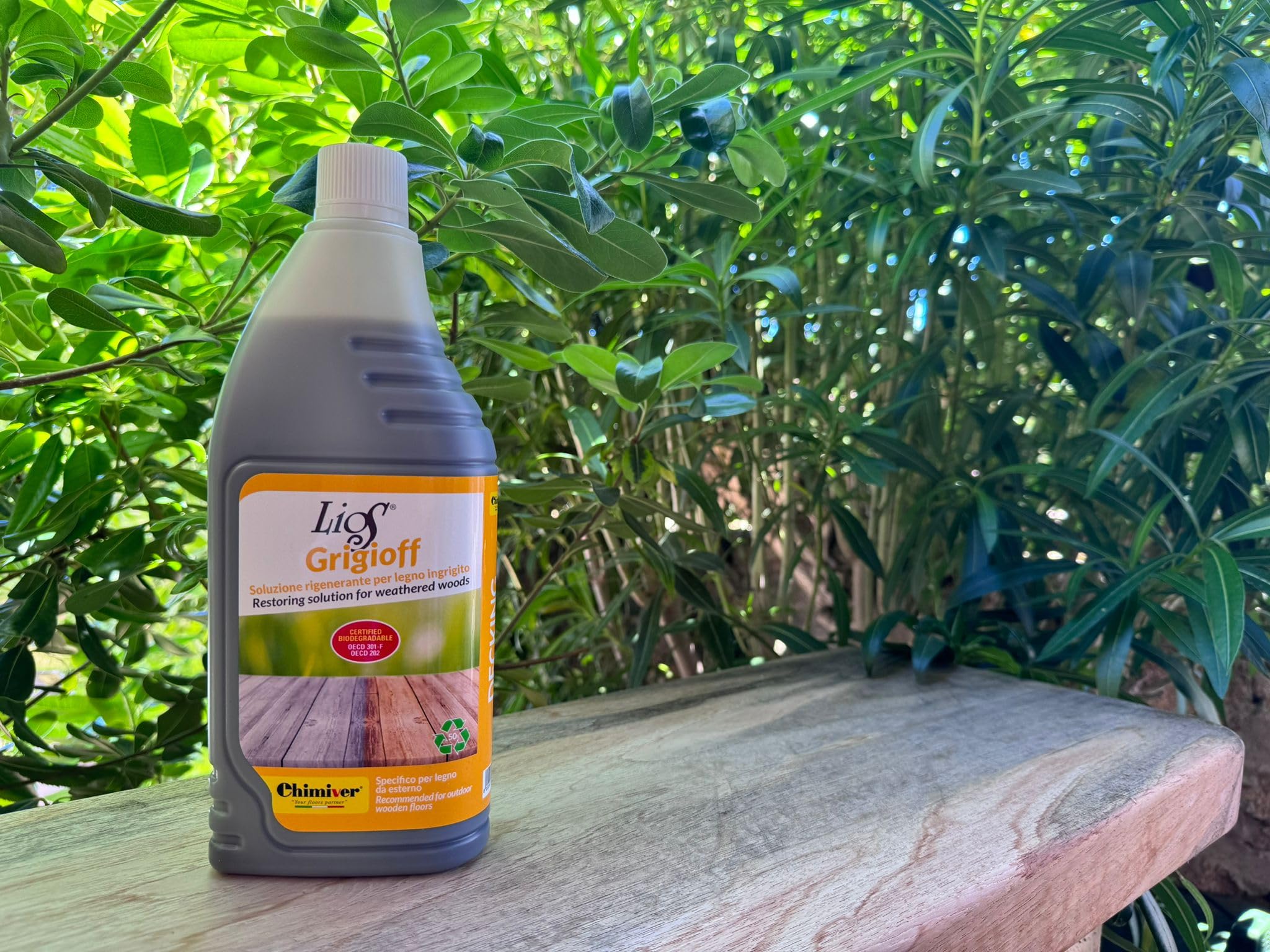 Chimiver LIOS GRIGIOFF - Detergente Rigenerante per Decking, Legno ingrigito. Trattamento adatto alla pulizia di tutte le superfici in legno da esterno. | Flacone con nebulizzatore da 1L.
