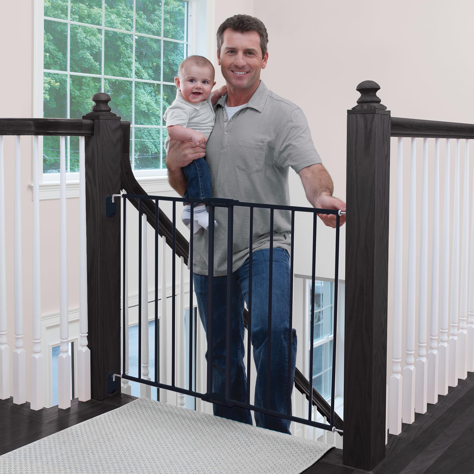 Safety 1st Top of Stairs Expanding Metal Gate, White sold price at auction in Canada