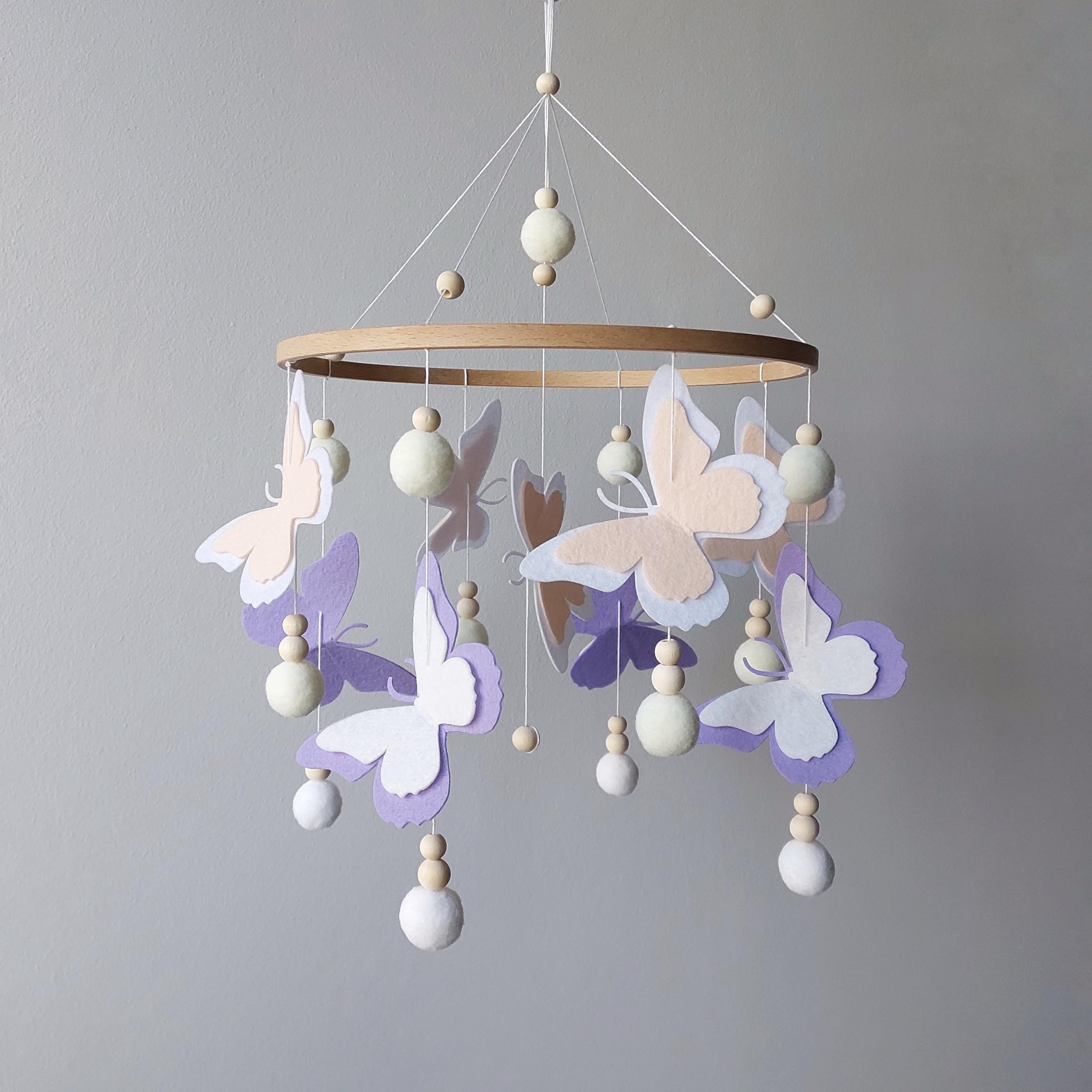 Baby Mobile mit Schmetterlingen, Filzschmetterlingen und Pompons – Handgemachtes Mobile in Lila & Weiß – Perfektes Geschenk zur Geburt oder Mobile für das Babybett - Dekor für ein Kinderzimmer